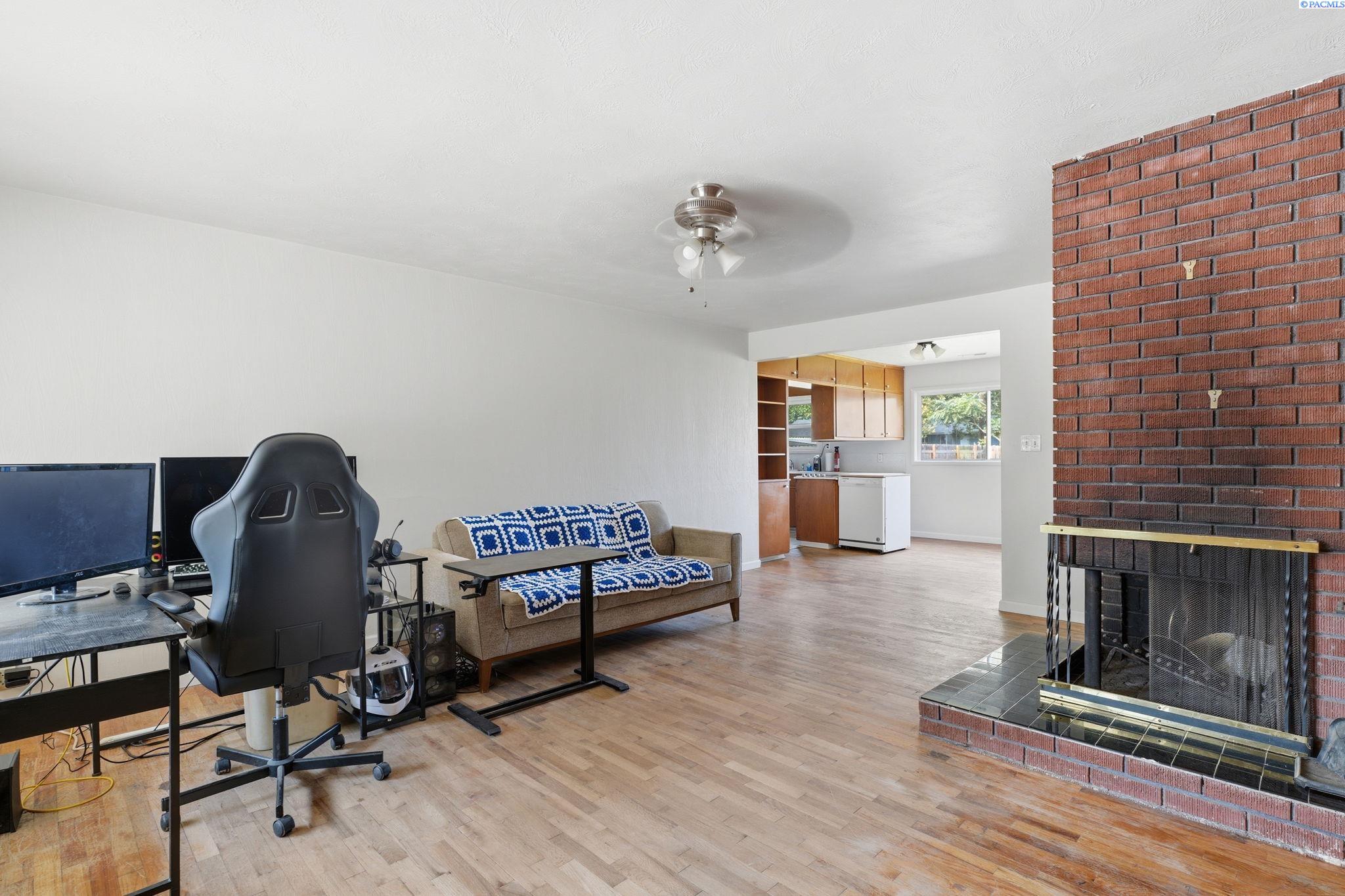 1926 W 6th Ave, Kennewick, WA 99336