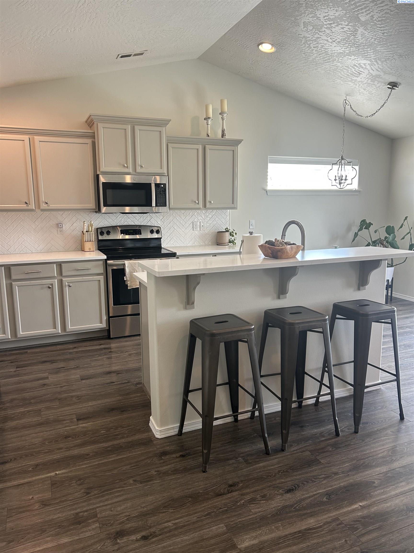 9325 W 5th Pl, Kennewick, WA 99337