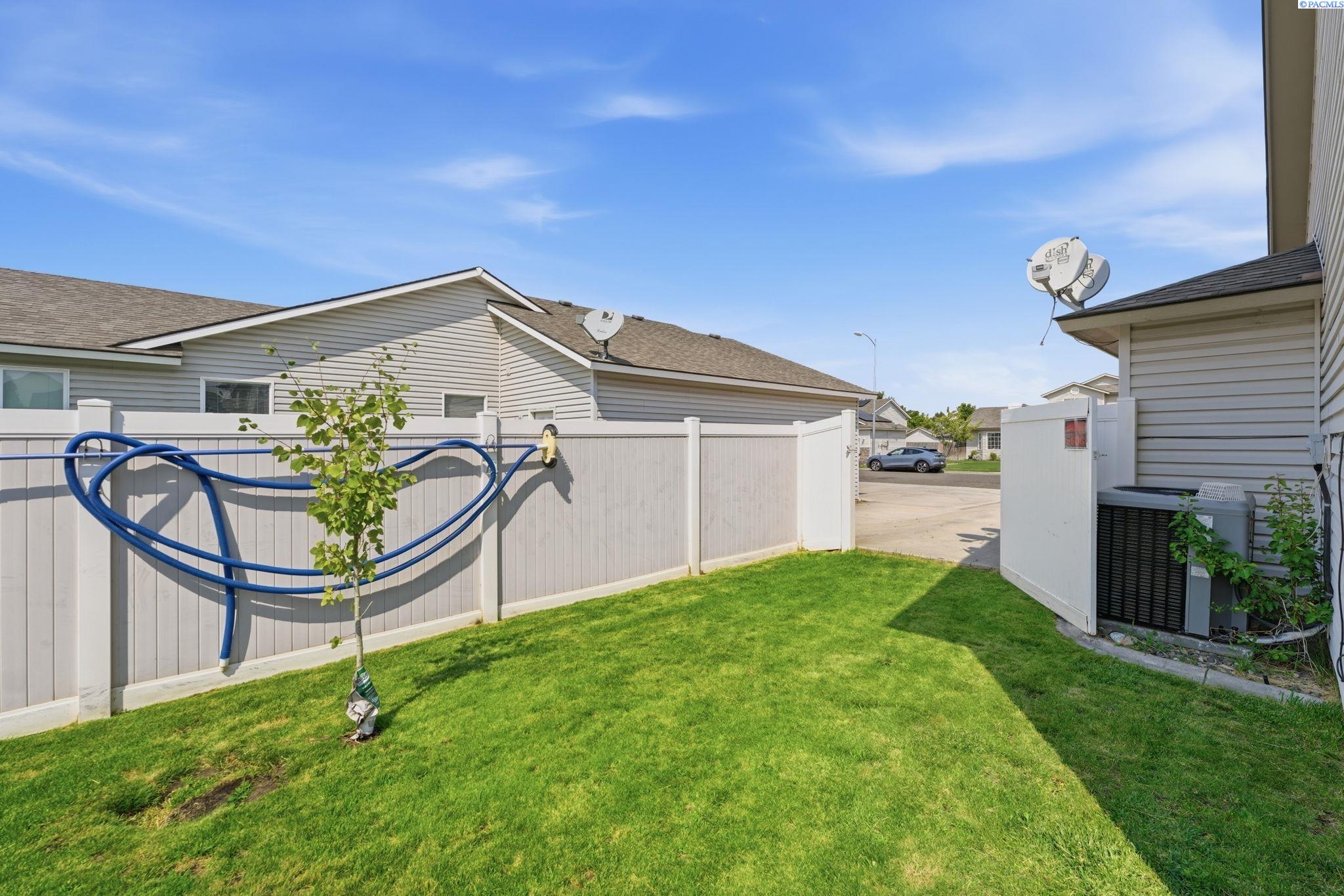 8416 Lancaster Dr, Pasco, WA 99301