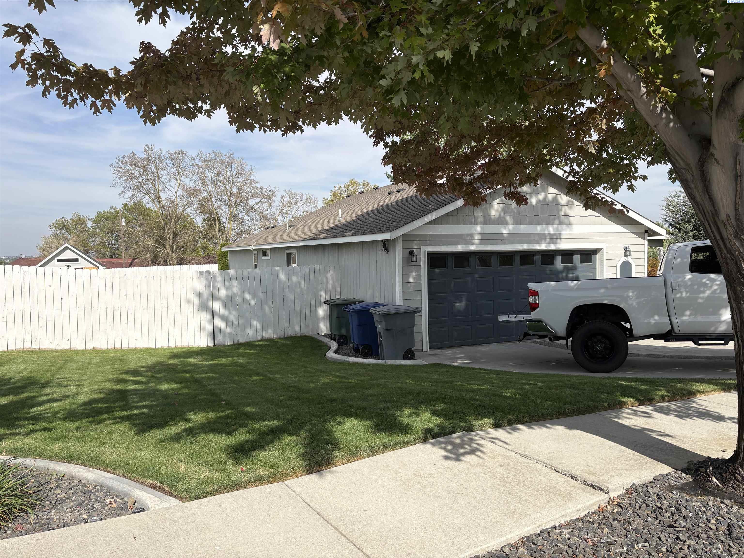 438 Charbonneau Dr, Richland, WA 99352