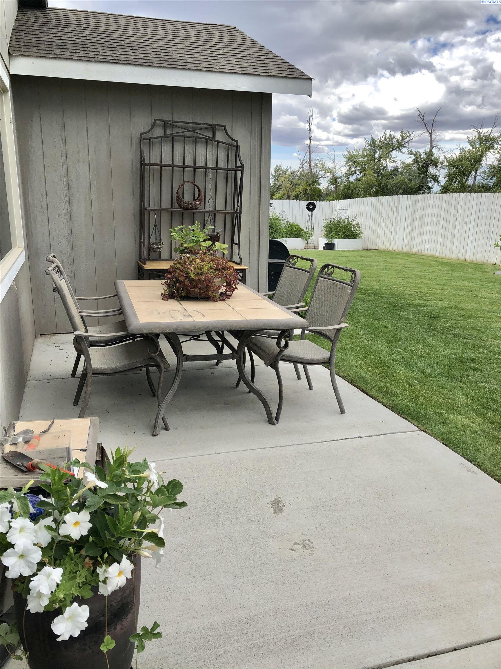 438 Charbonneau Dr, Richland, WA 99352