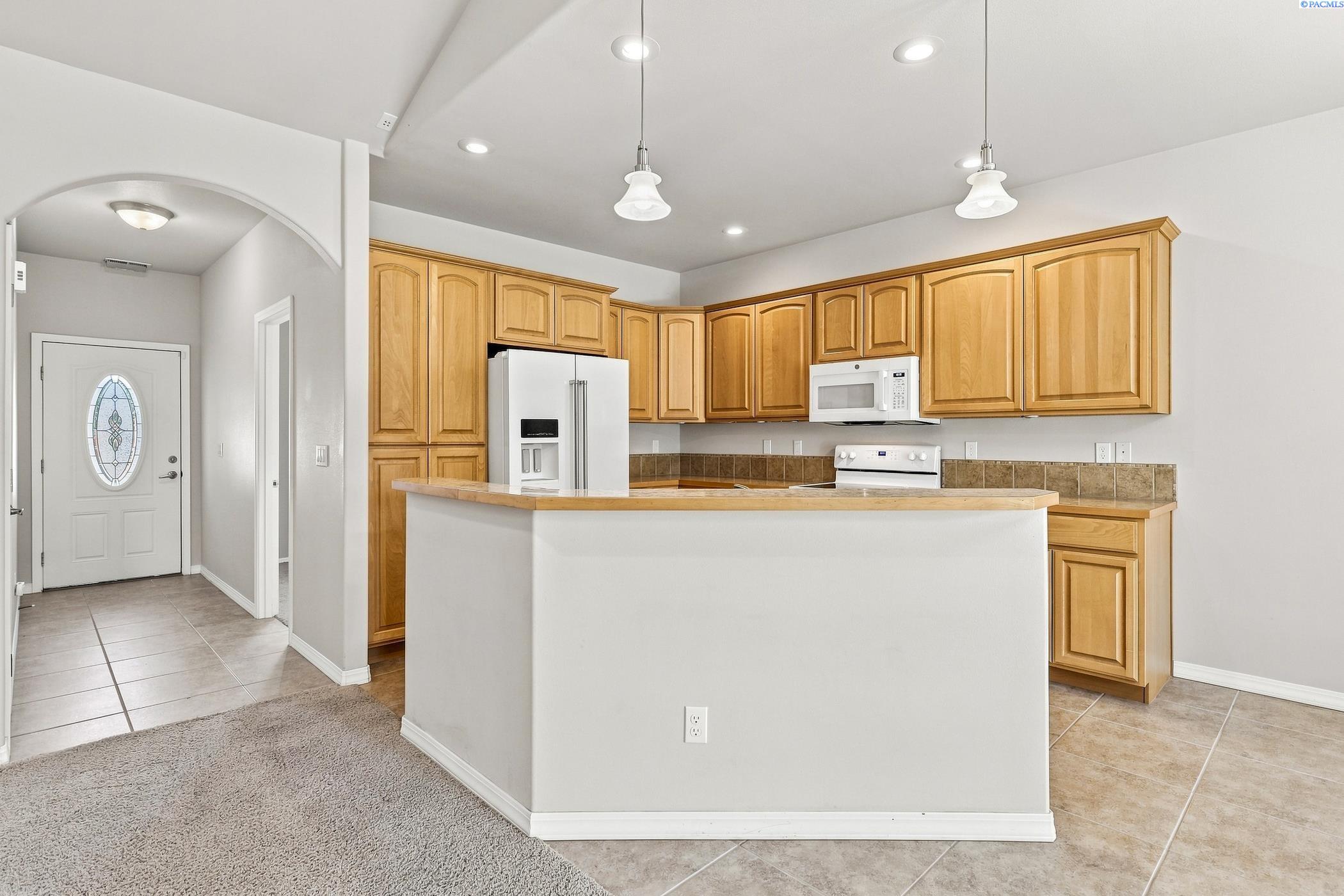 8305 W Clearwater Pl, Kennewick, WA 99336