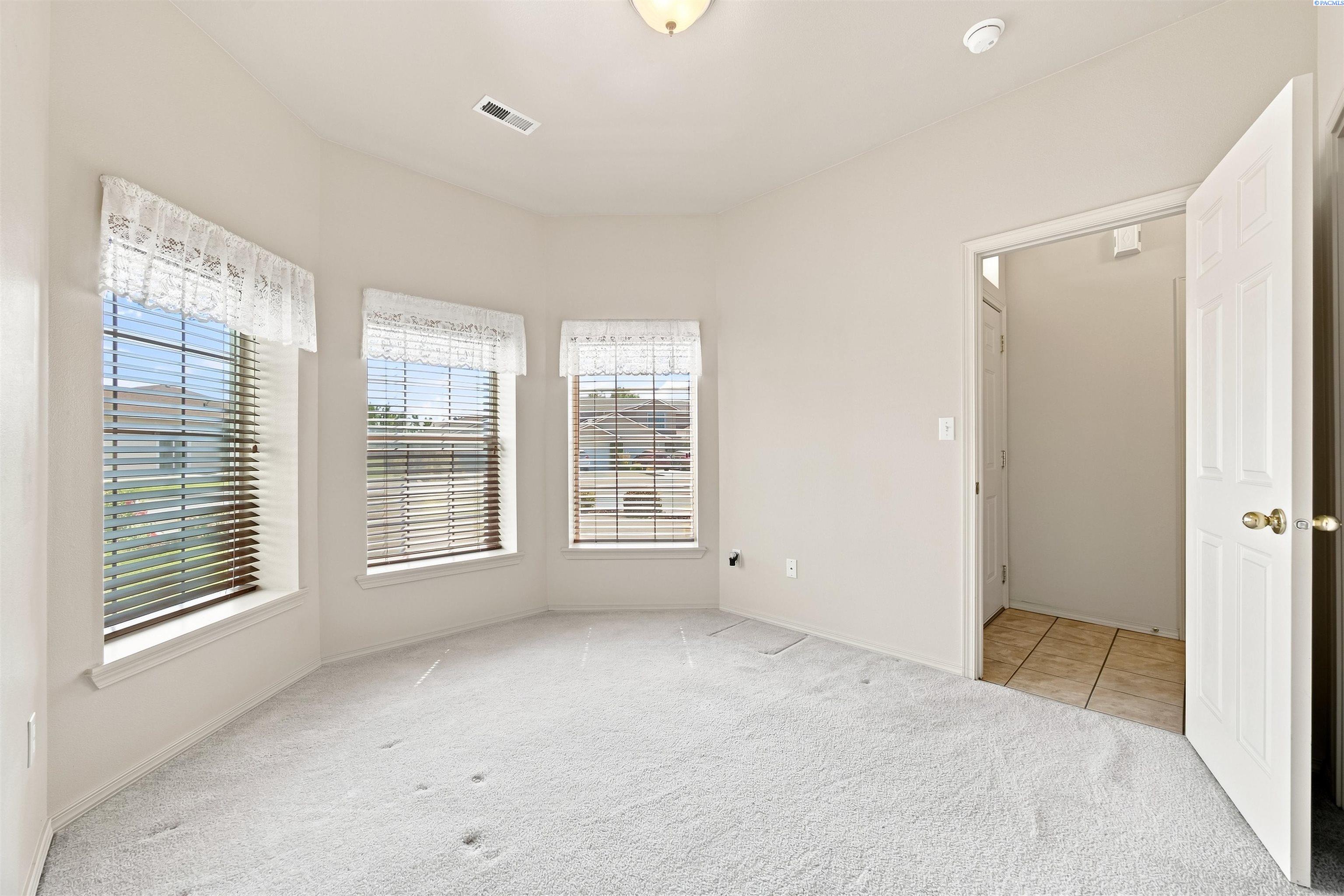 9715 Vincenzo Dr, Pasco, WA 99301