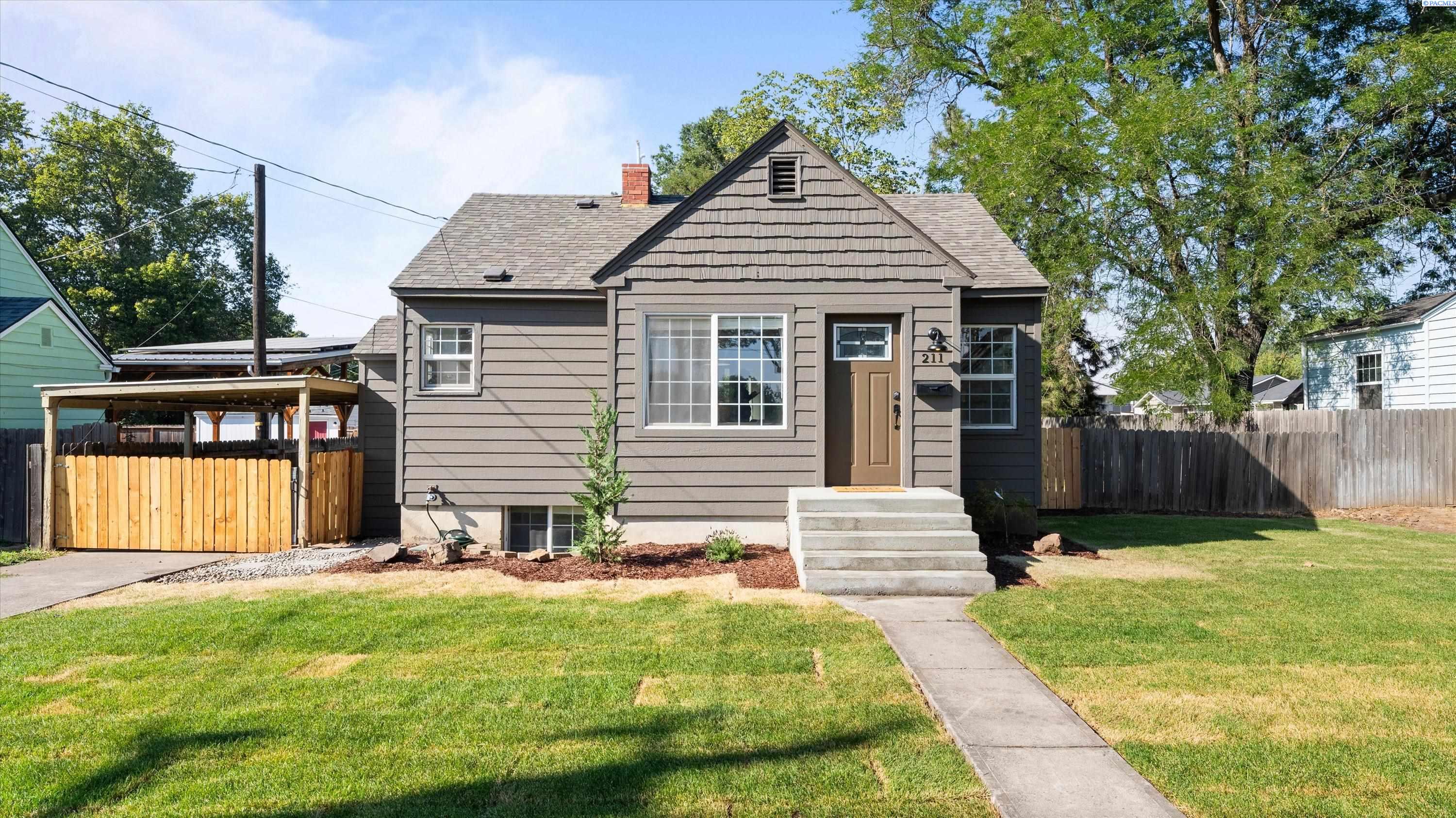 211 SE 4th St, College Place, WA 99324