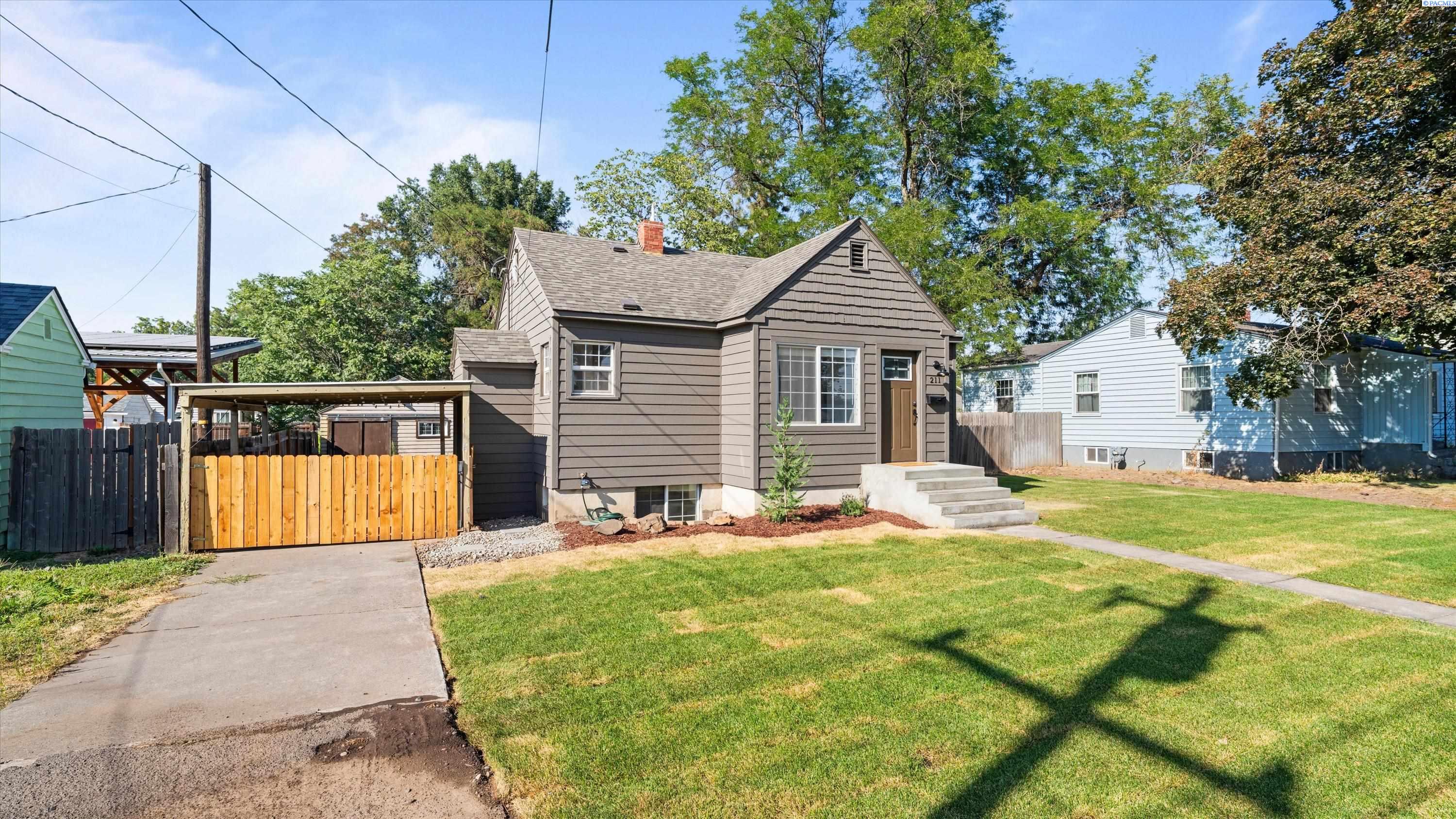 211 SE 4th St, College Place, WA 99324