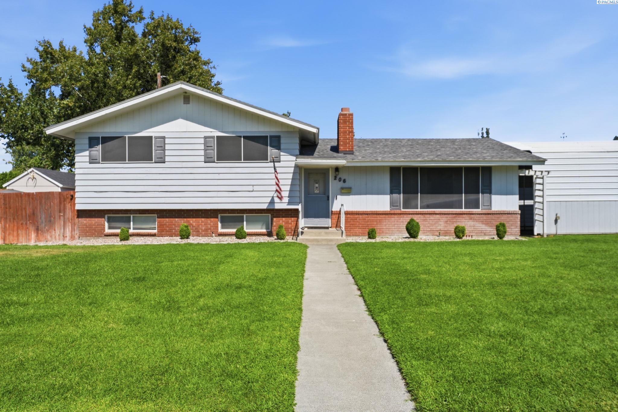 206 Cottonwood Dr, Richland, WA 99352