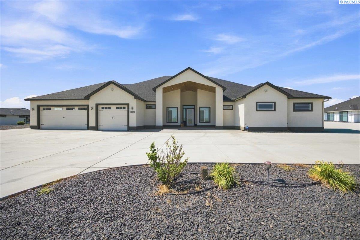 2075 Fraser Dr, Pasco, WA 99301