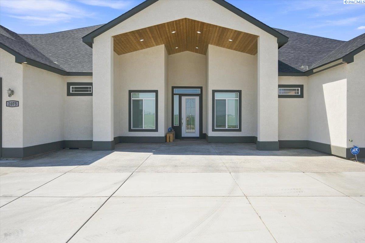 2075 Fraser Dr, Pasco, WA 99301