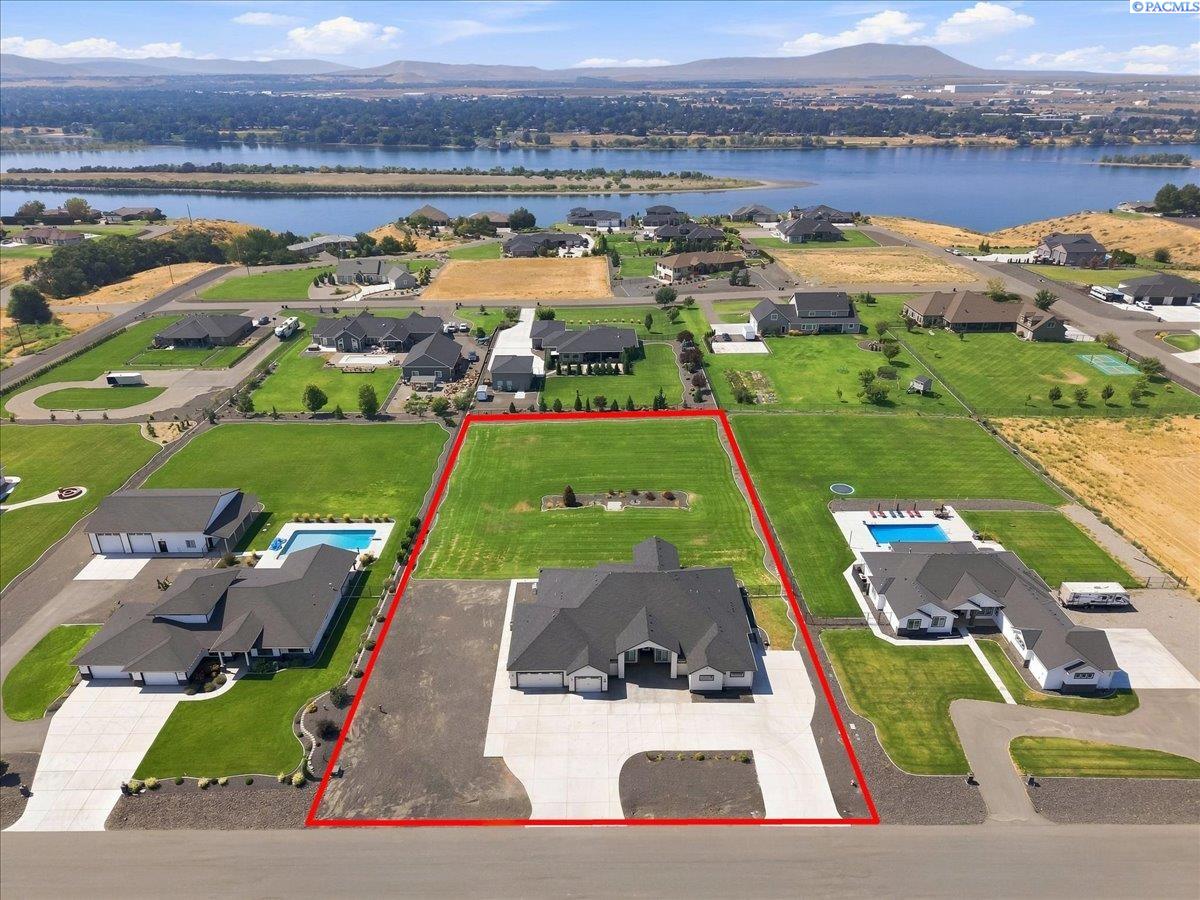2075 Fraser Dr, Pasco, WA 99301