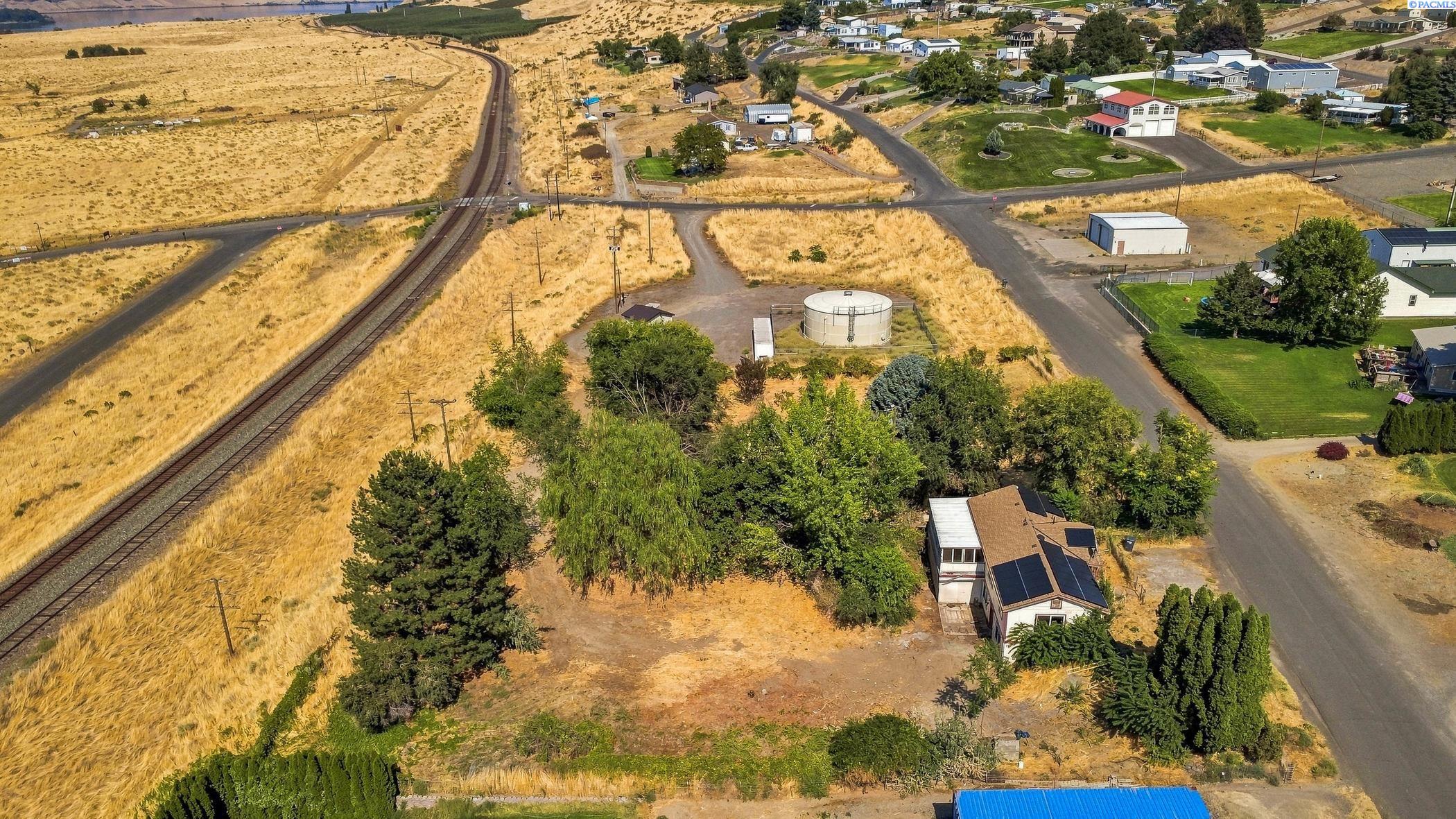 227 Lakeview Dr, Burbank, WA 99323