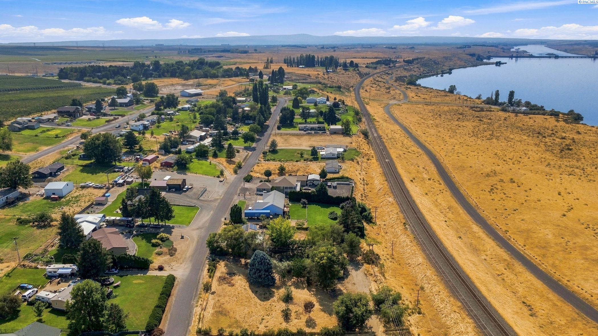227 Lakeview Dr, Burbank, WA 99323