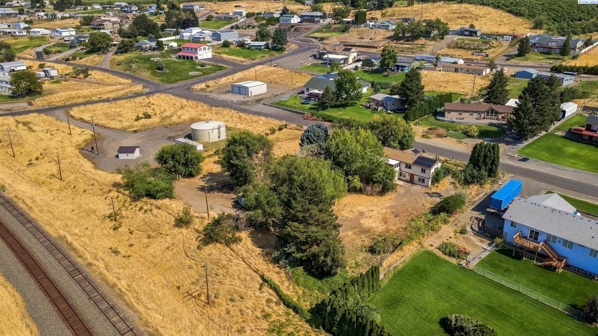 227 Lakeview Dr, Burbank, WA 99323