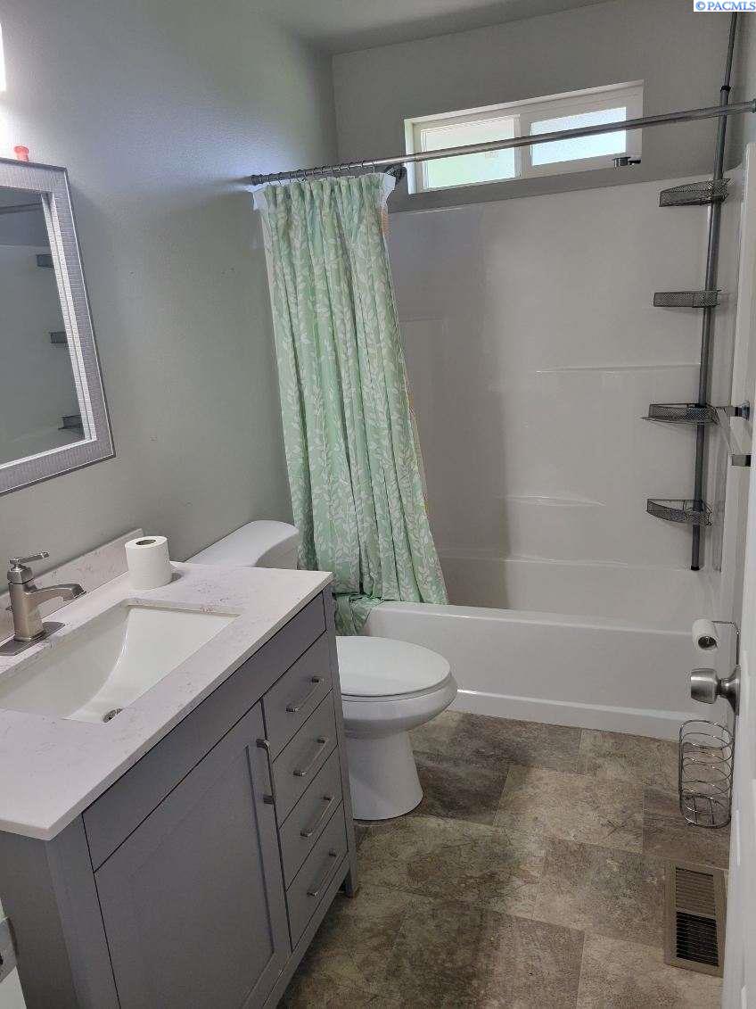 520 S Douglas Ave, Pasco, WA 99301