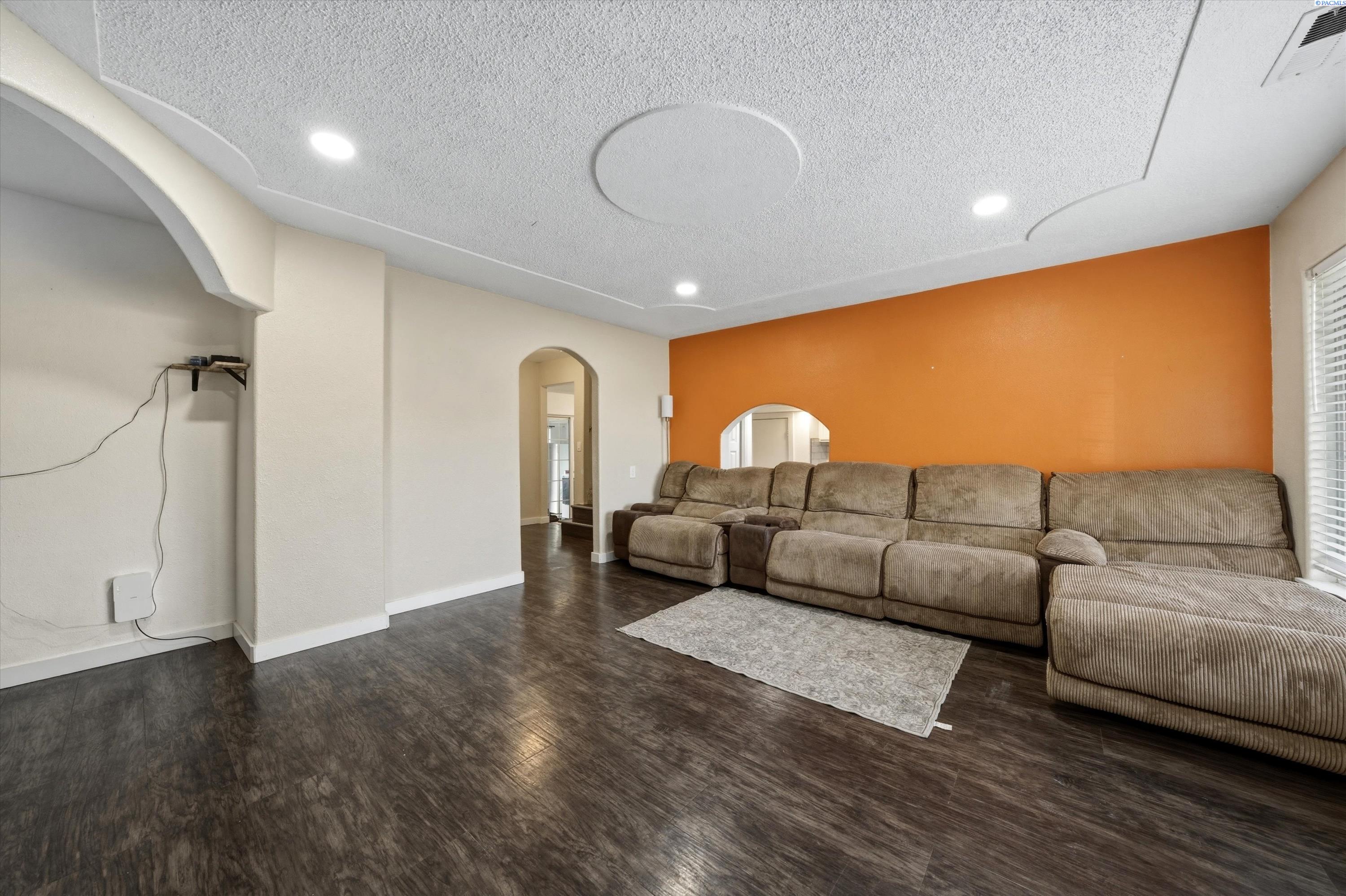 2009 W 3rd Ave, Kennewick, WA 99336