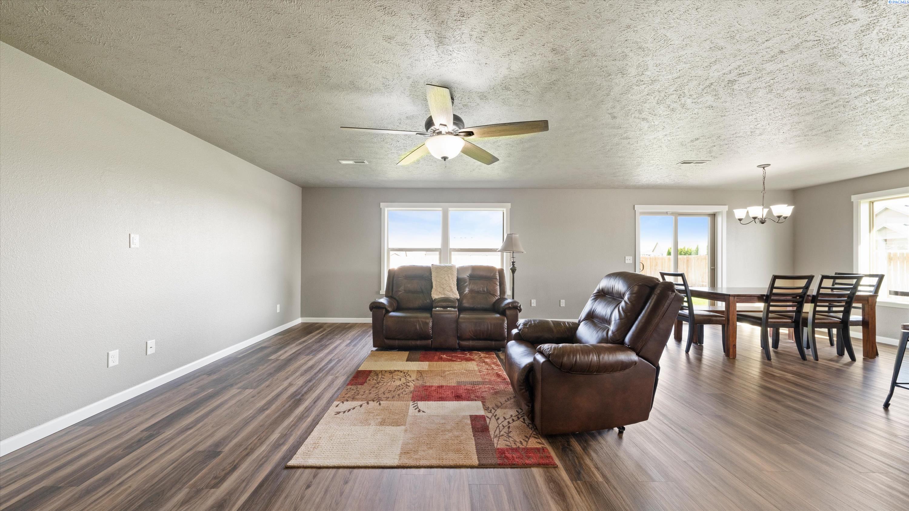 3805 Charleston Ln, Pasco, WA 99301