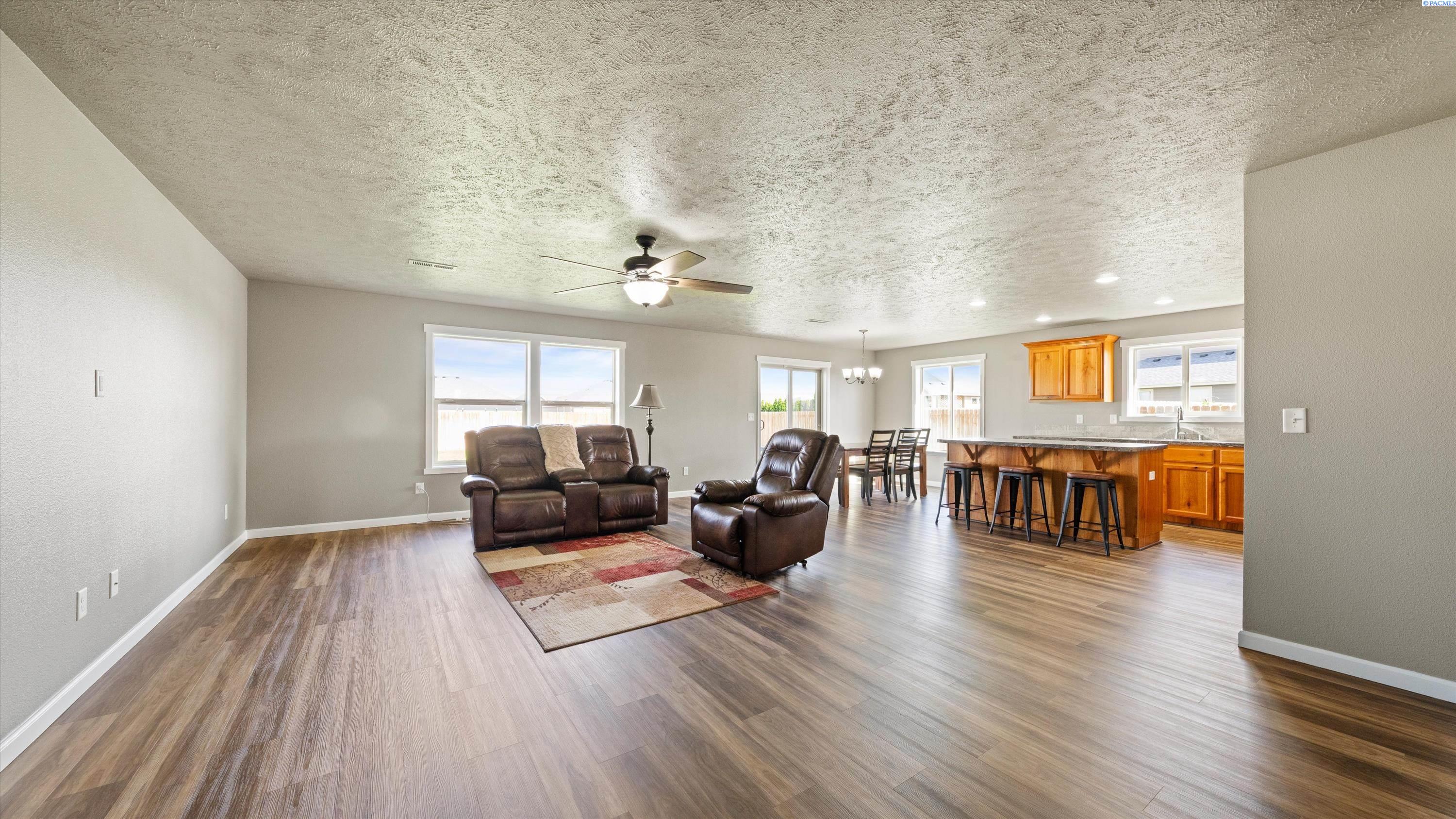 3805 Charleston Ln, Pasco, WA 99301