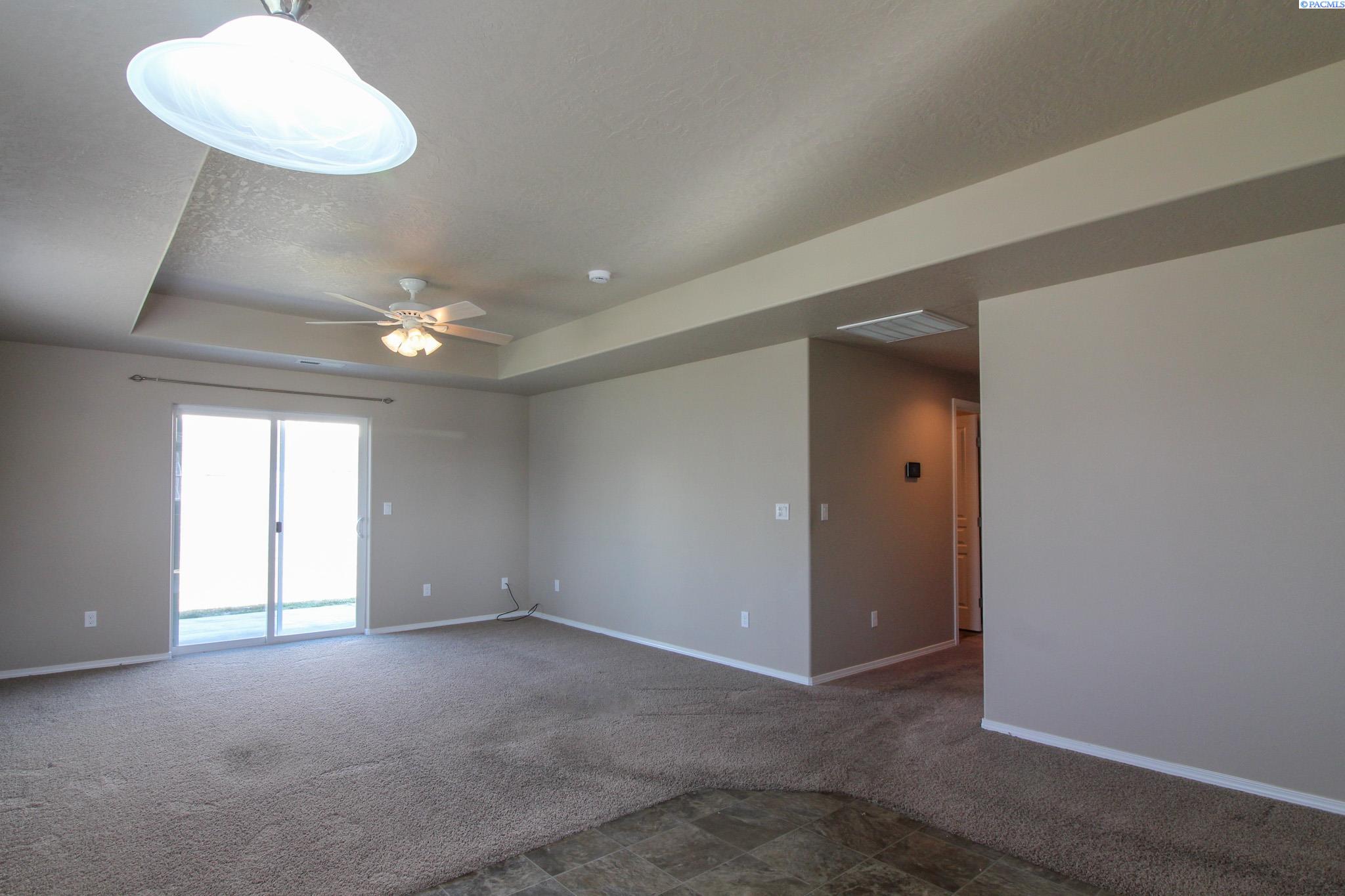 6101 Turf Paradise Dr, Pasco, WA 99301-6039