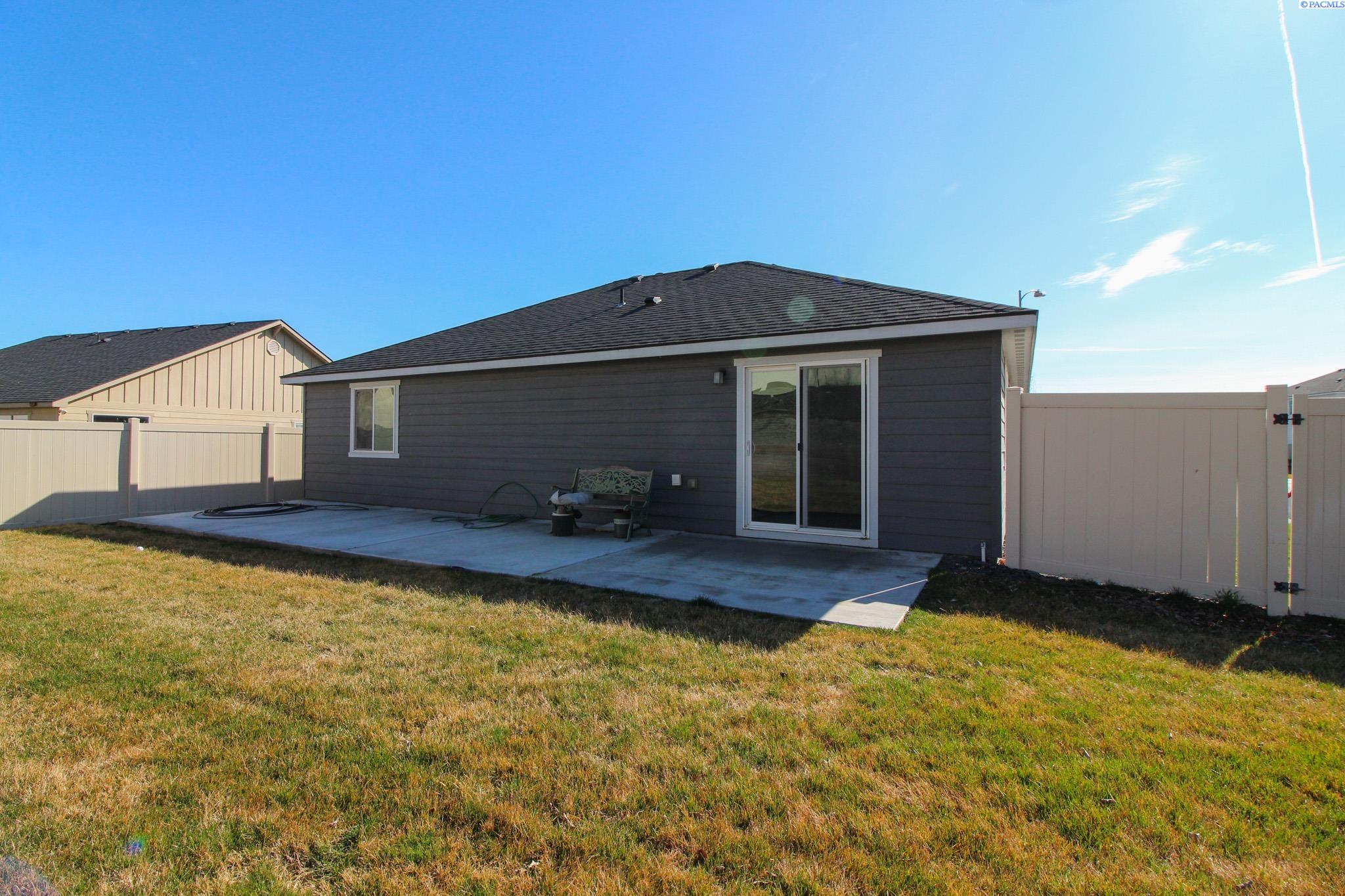 6101 Turf Paradise Dr, Pasco, WA 99301-6039