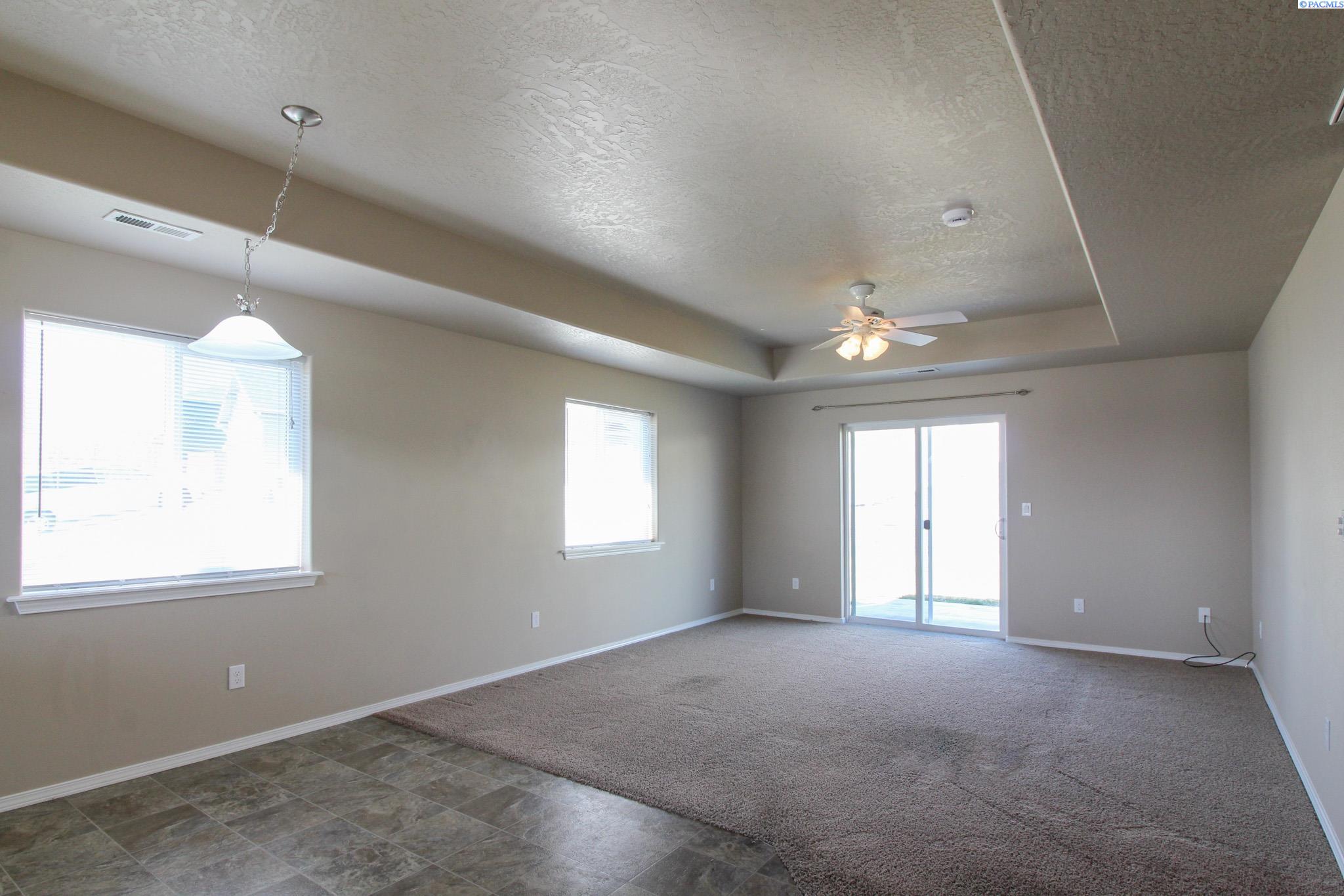 6101 Turf Paradise Dr, Pasco, WA 99301-6039