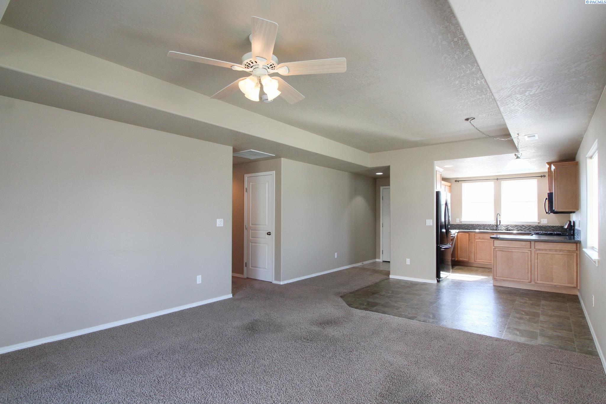 6101 Turf Paradise Dr, Pasco, WA 99301-6039