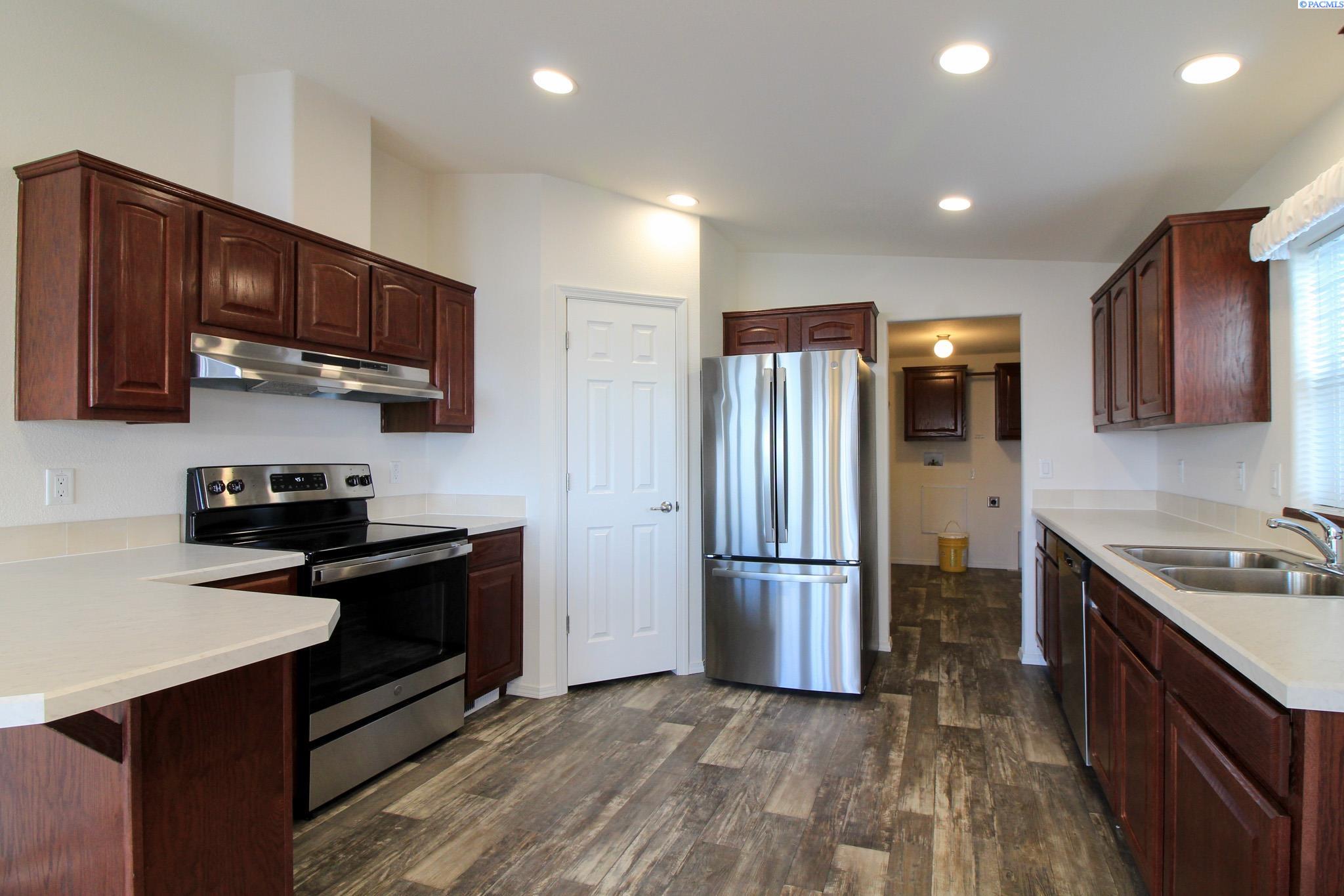 1214 N Morain Loop, Kennewick, WA 99336