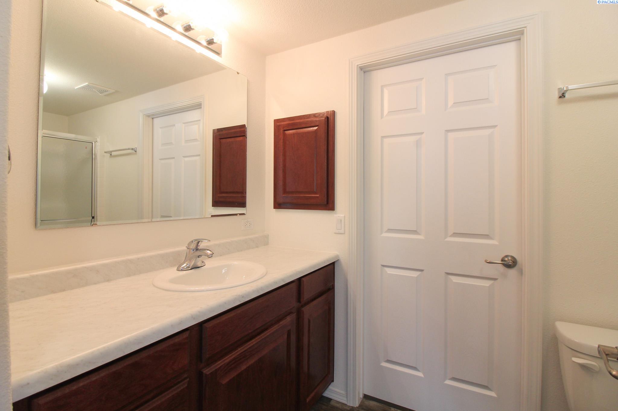 1214 N Morain Loop, Kennewick, WA 99336