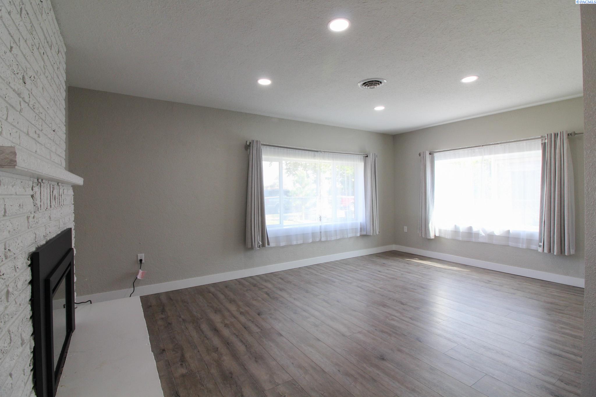 308 N 12th Ave, Pasco, WA 99301