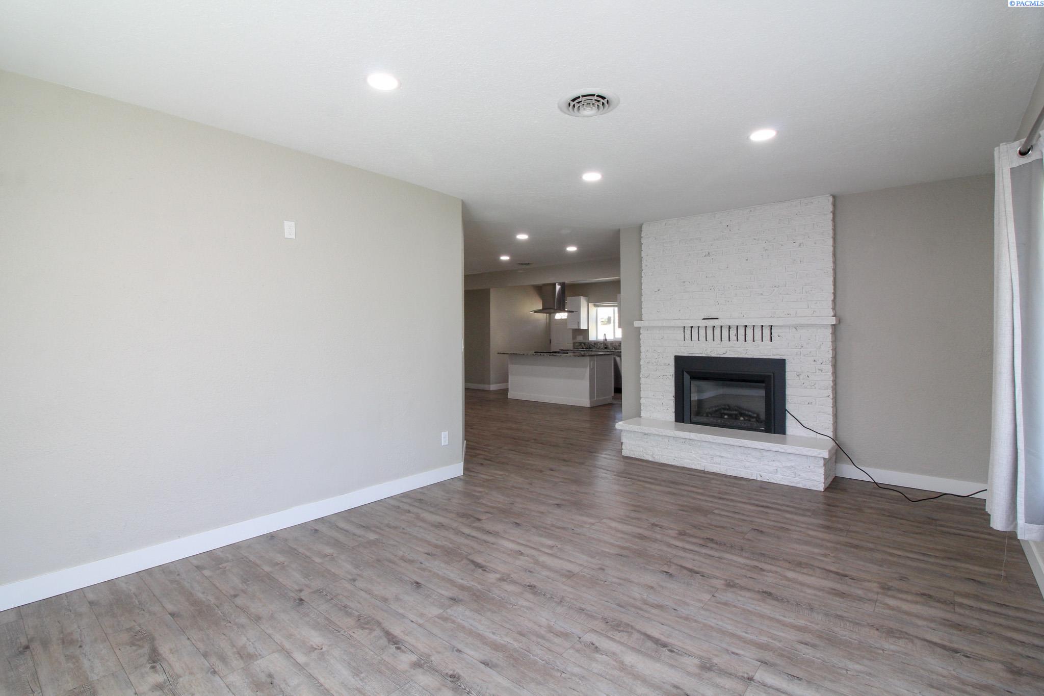 308 N 12th Ave, Pasco, WA 99301