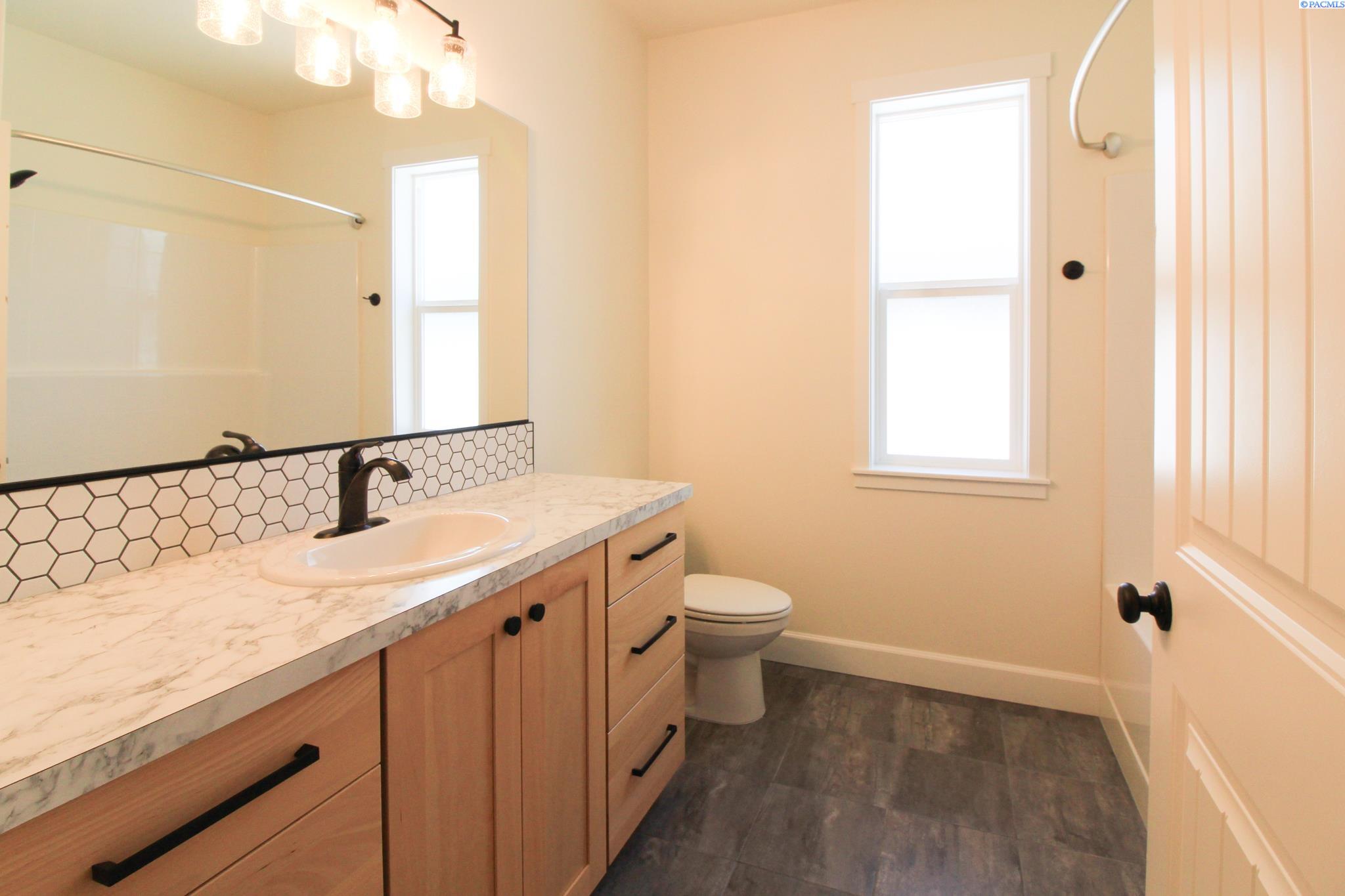 7077 W 29th Ave, Kennewick, WA 99338