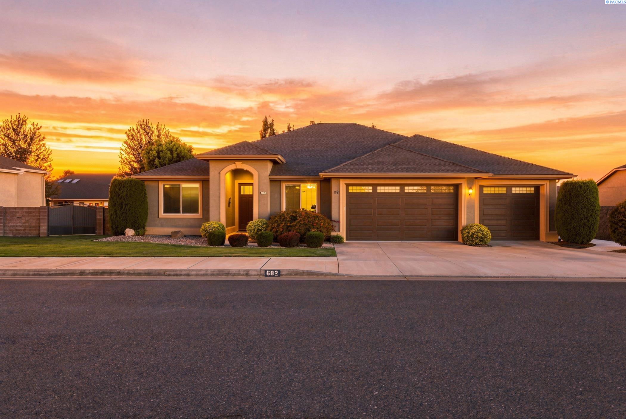 682 S Hawaii St, Kennewick, WA 99336