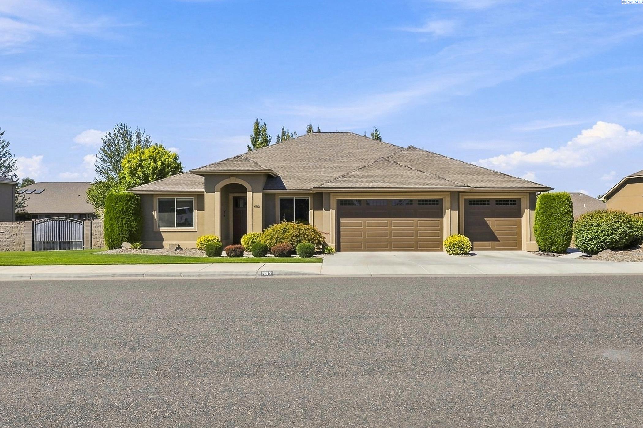 682 S Hawaii St, Kennewick, WA 99336