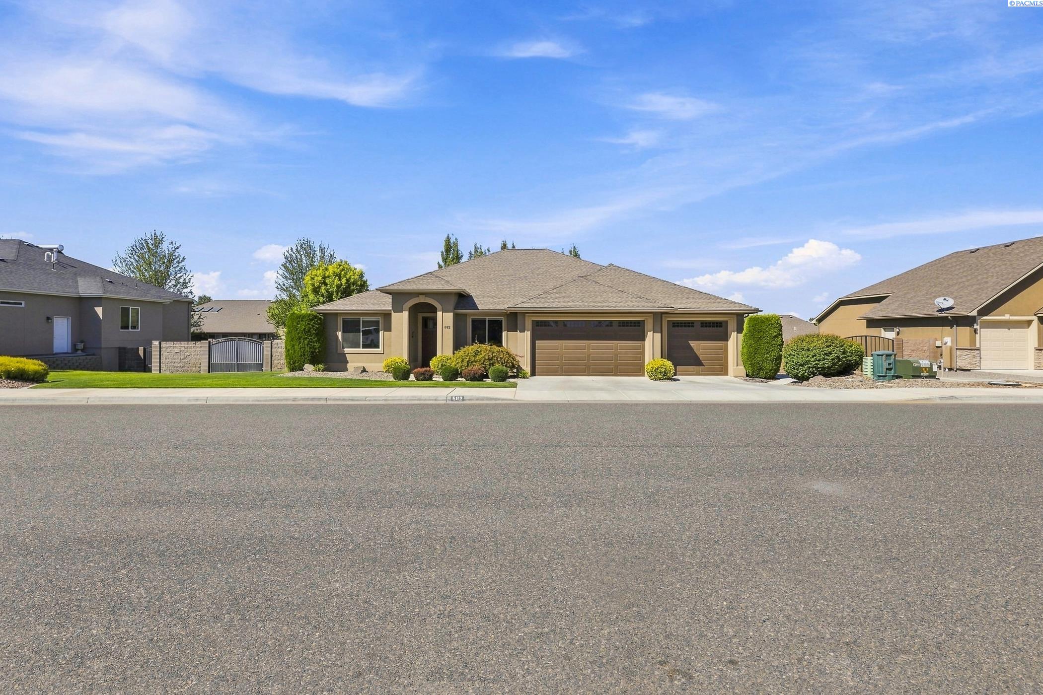 682 S Hawaii St, Kennewick, WA 99336