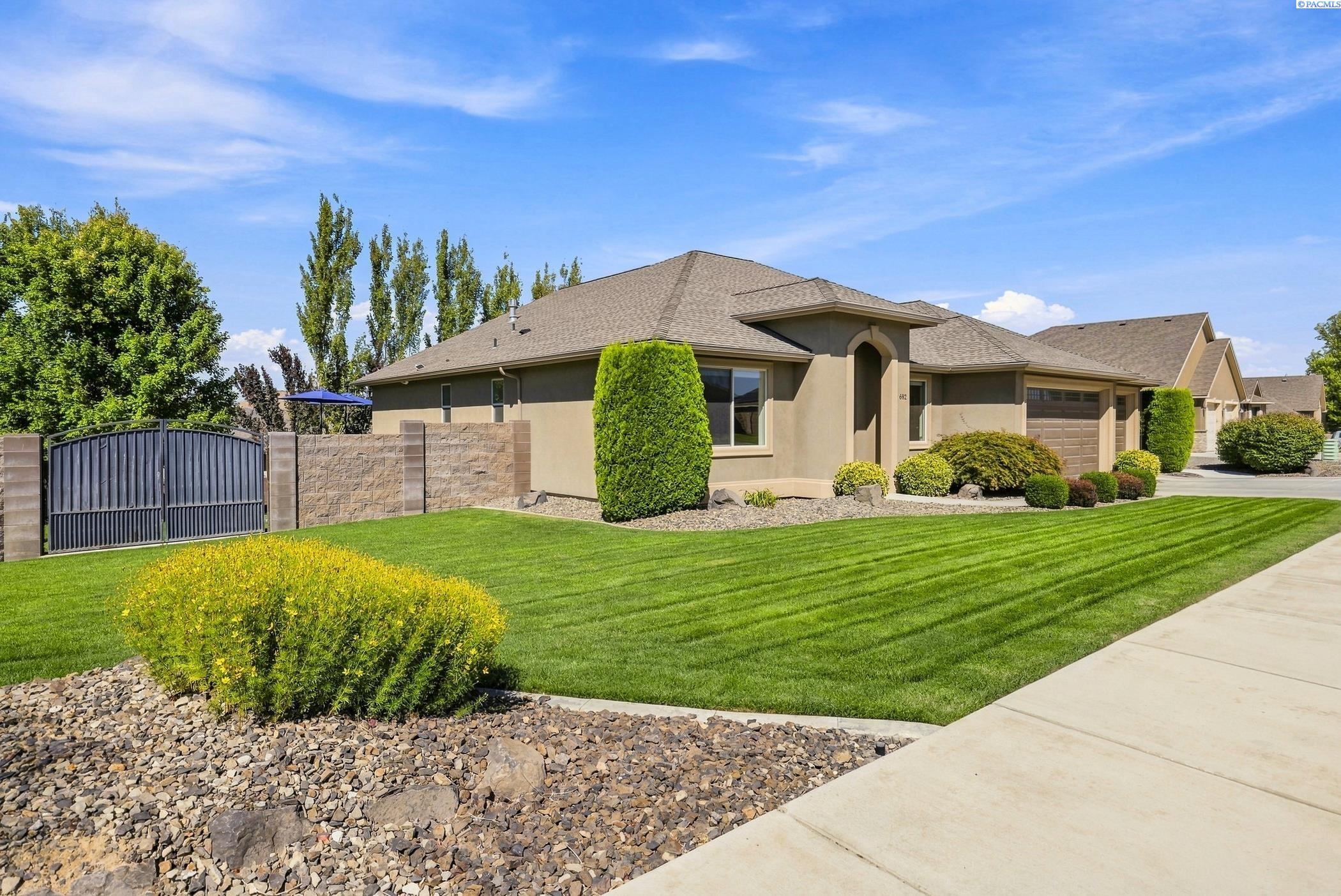 682 S Hawaii St, Kennewick, WA 99336