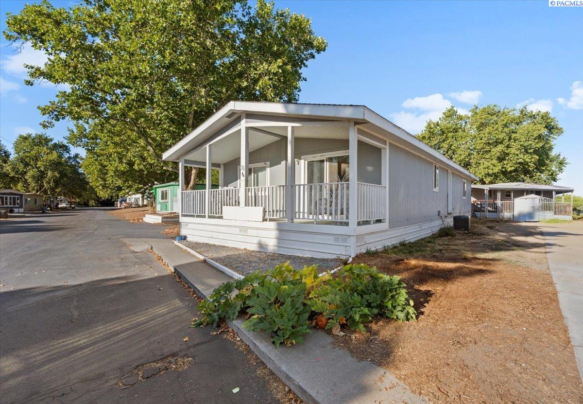 35 Nuclear Ln, Richland, WA 99354