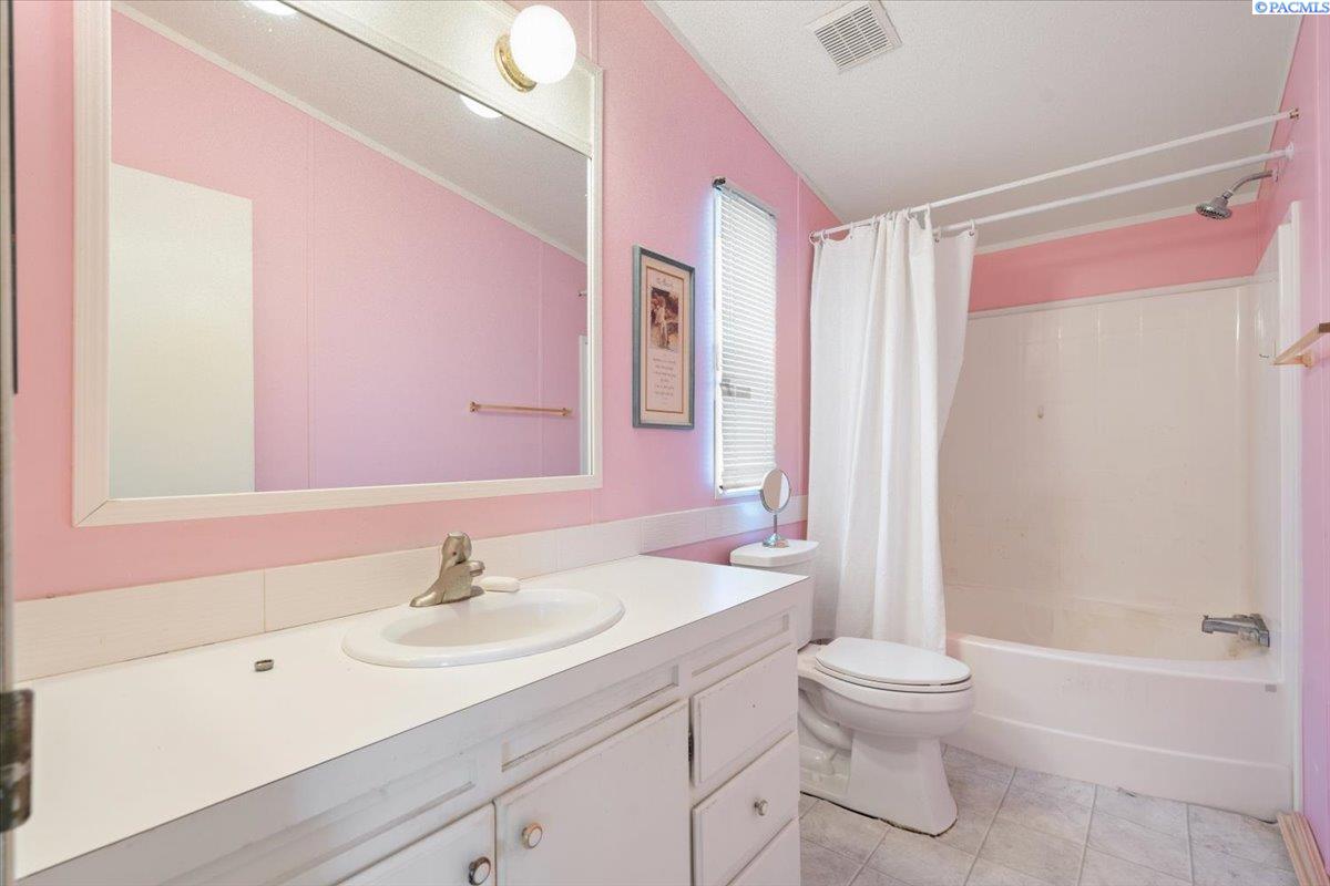 35 Nuclear Ln, Richland, WA 99354