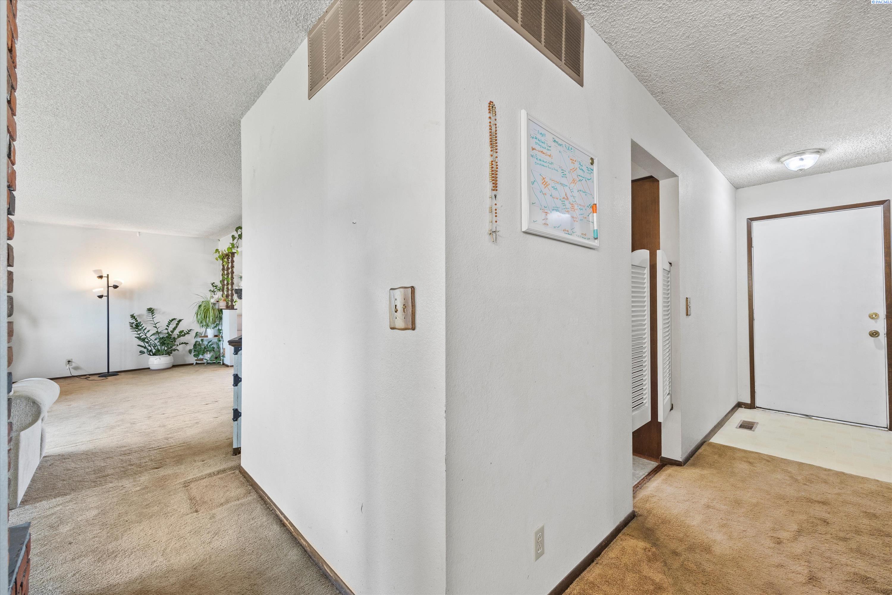 697 Conrad Rd, Touchet, WA 99360-9553