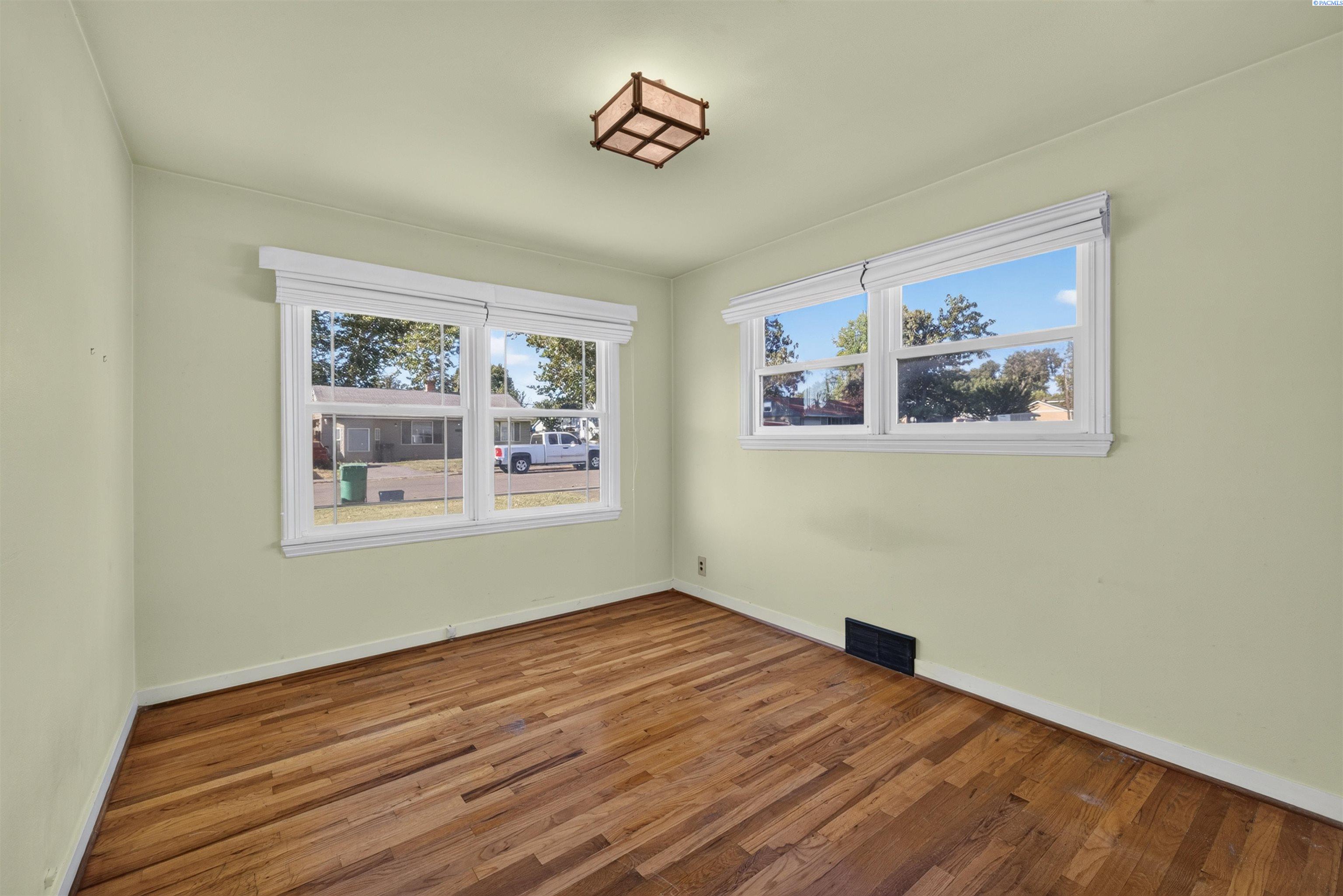 1914 W 3rd Ave, Kennewick, WA 99353