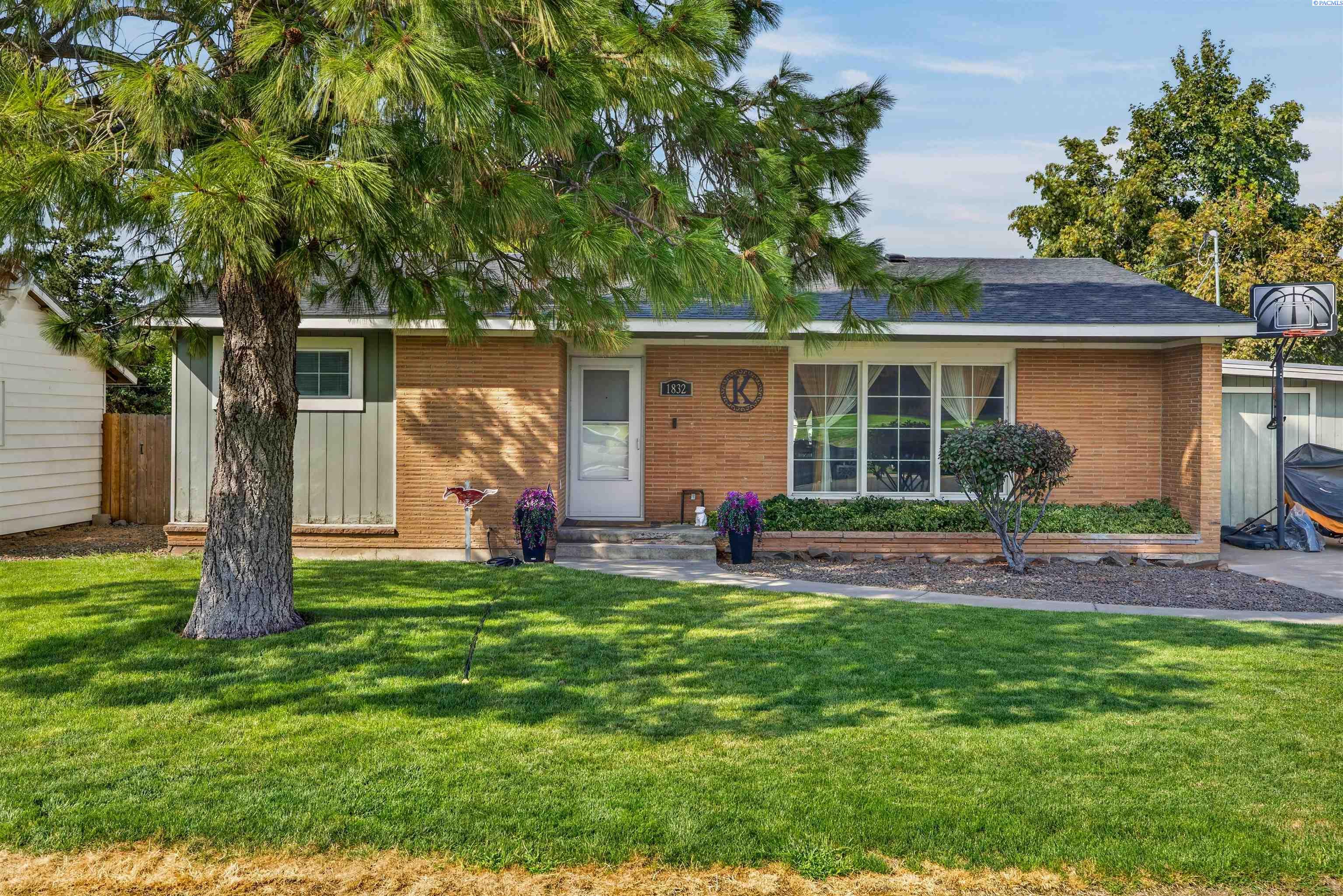 1832 Highland Dr, Prosser, WA 99350