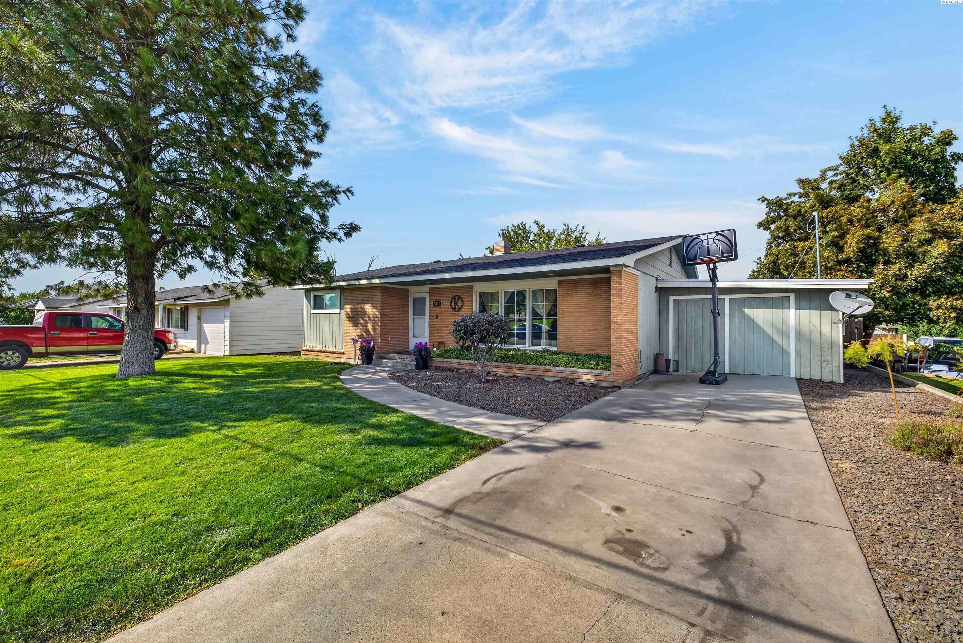 1832 Highland Dr, Prosser, WA 99350