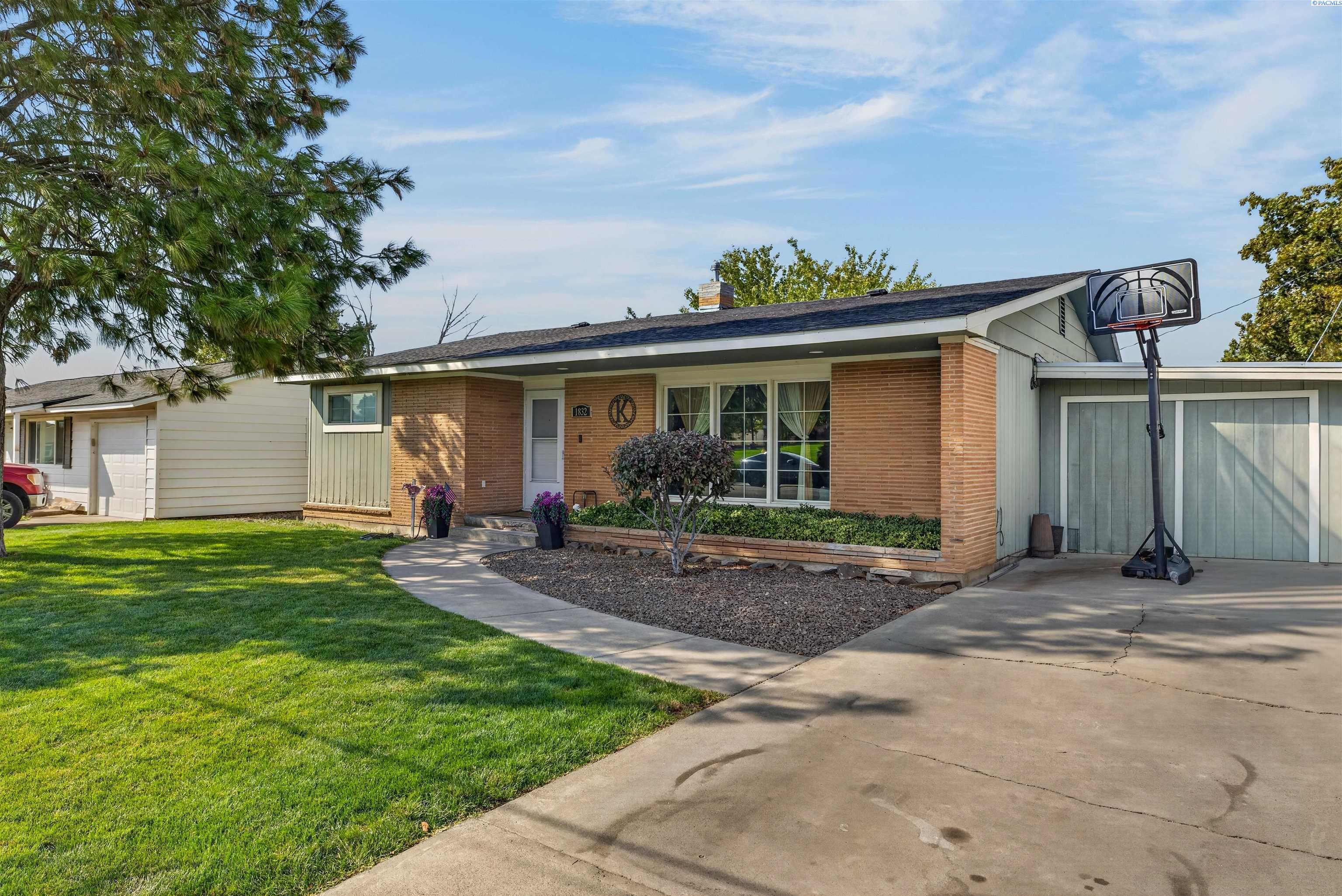 1832 Highland Dr, Prosser, WA 99350