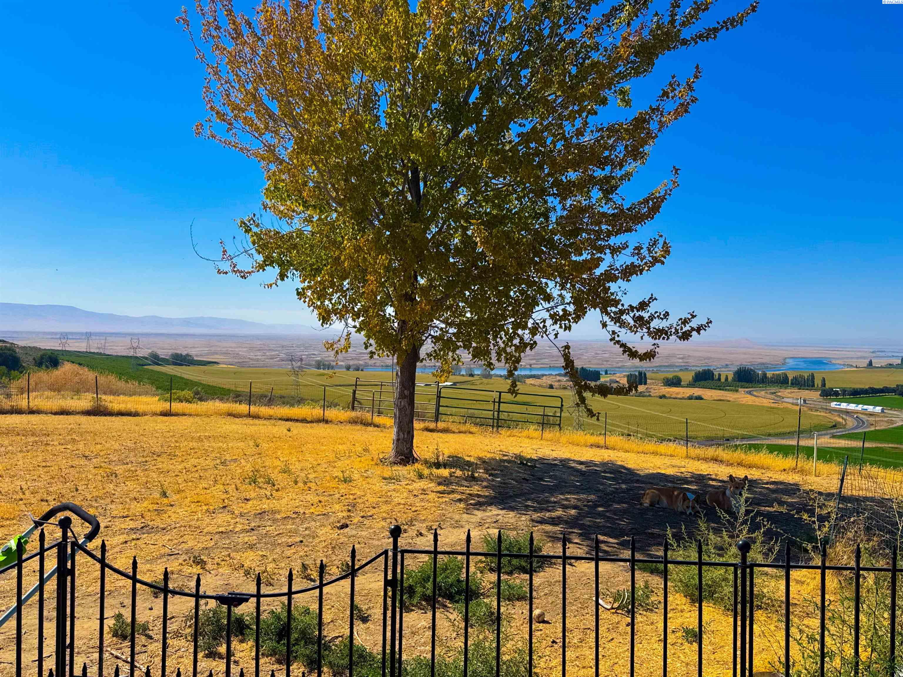 4732 Ringold Rd, Eltopia, WA 99330-9728
