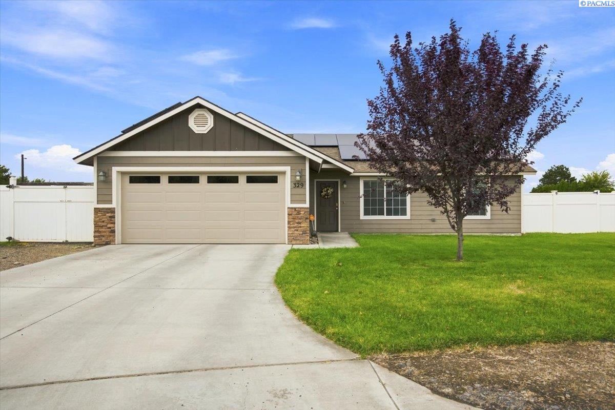 329 E 15th Pl, Kennewick, WA 99337-5518