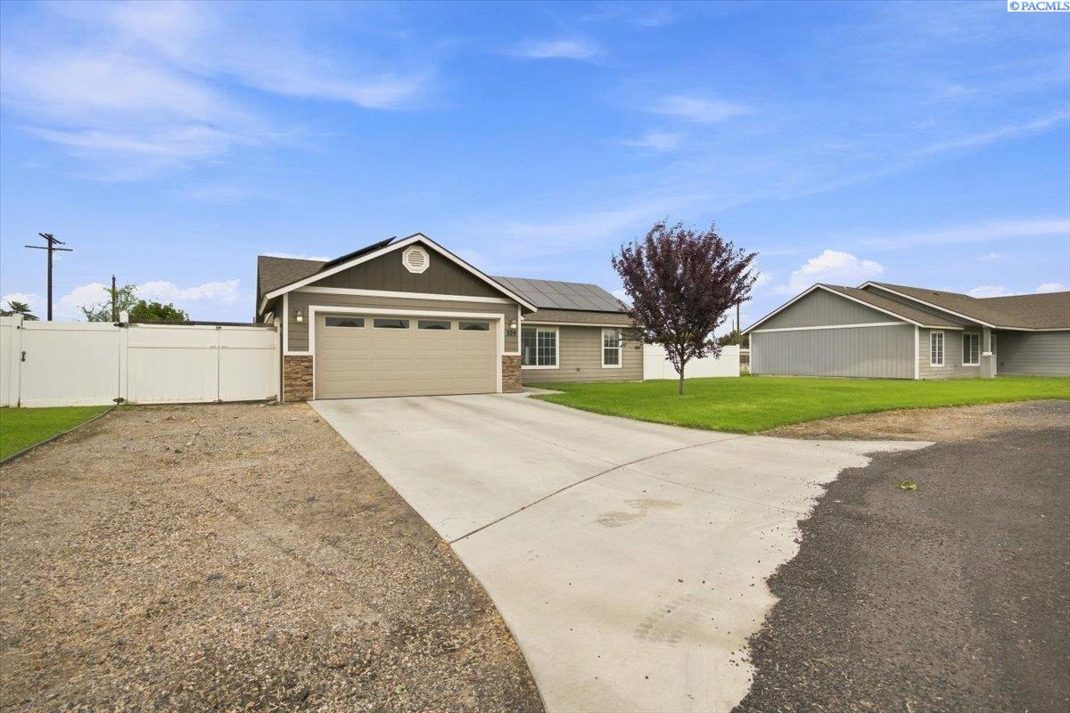 329 E 15th Pl, Kennewick, WA 99337-5518