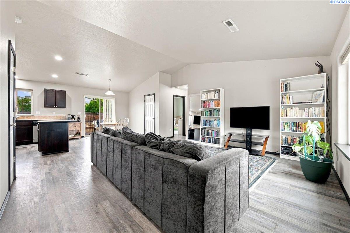 329 E 15th Pl, Kennewick, WA 99337-5518