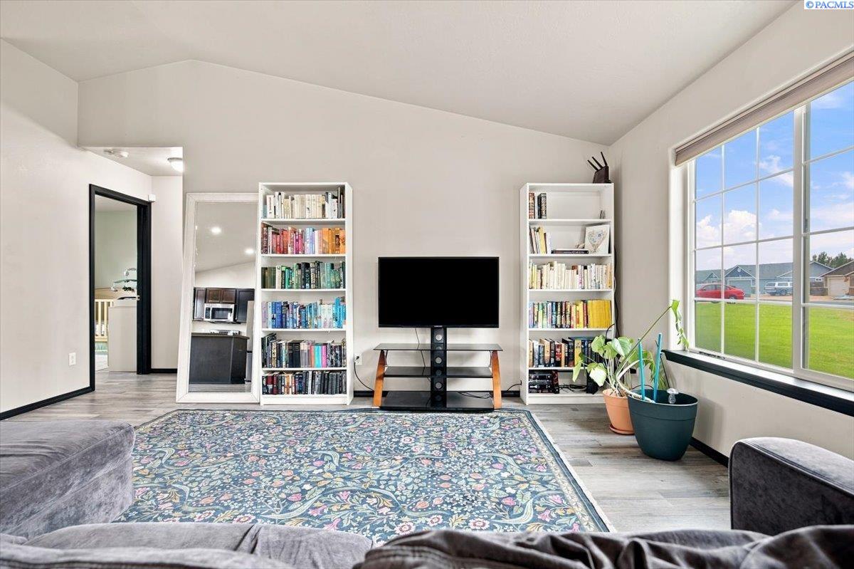 329 E 15th Pl, Kennewick, WA 99337-5518