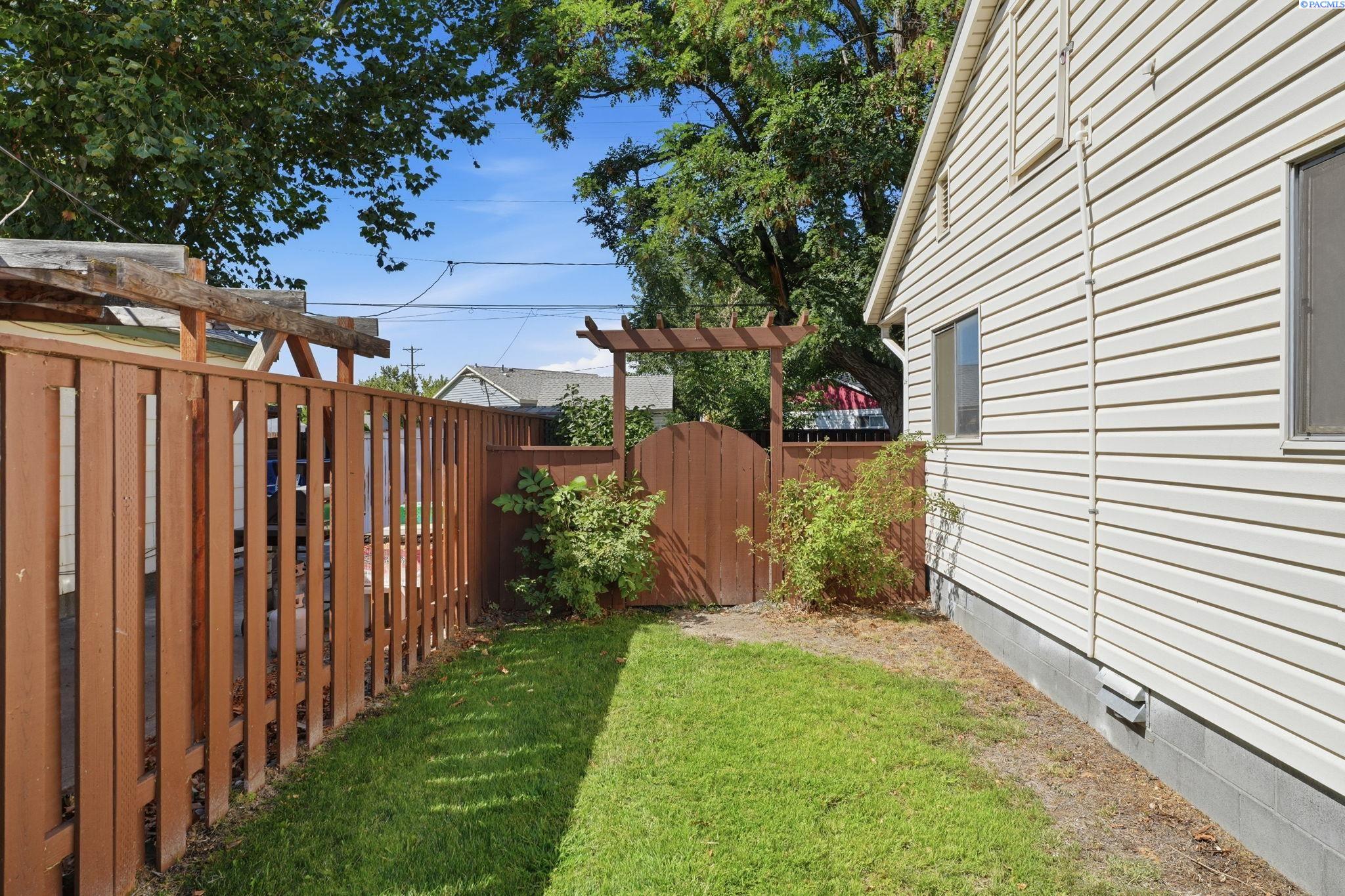 803 Smith Ave, Richland, WA 99352