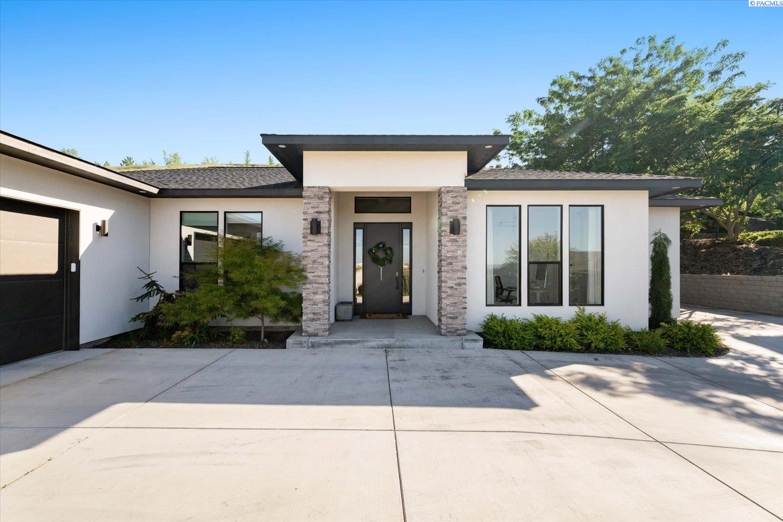 325 Rockwood Dr, Richland, WA 99352