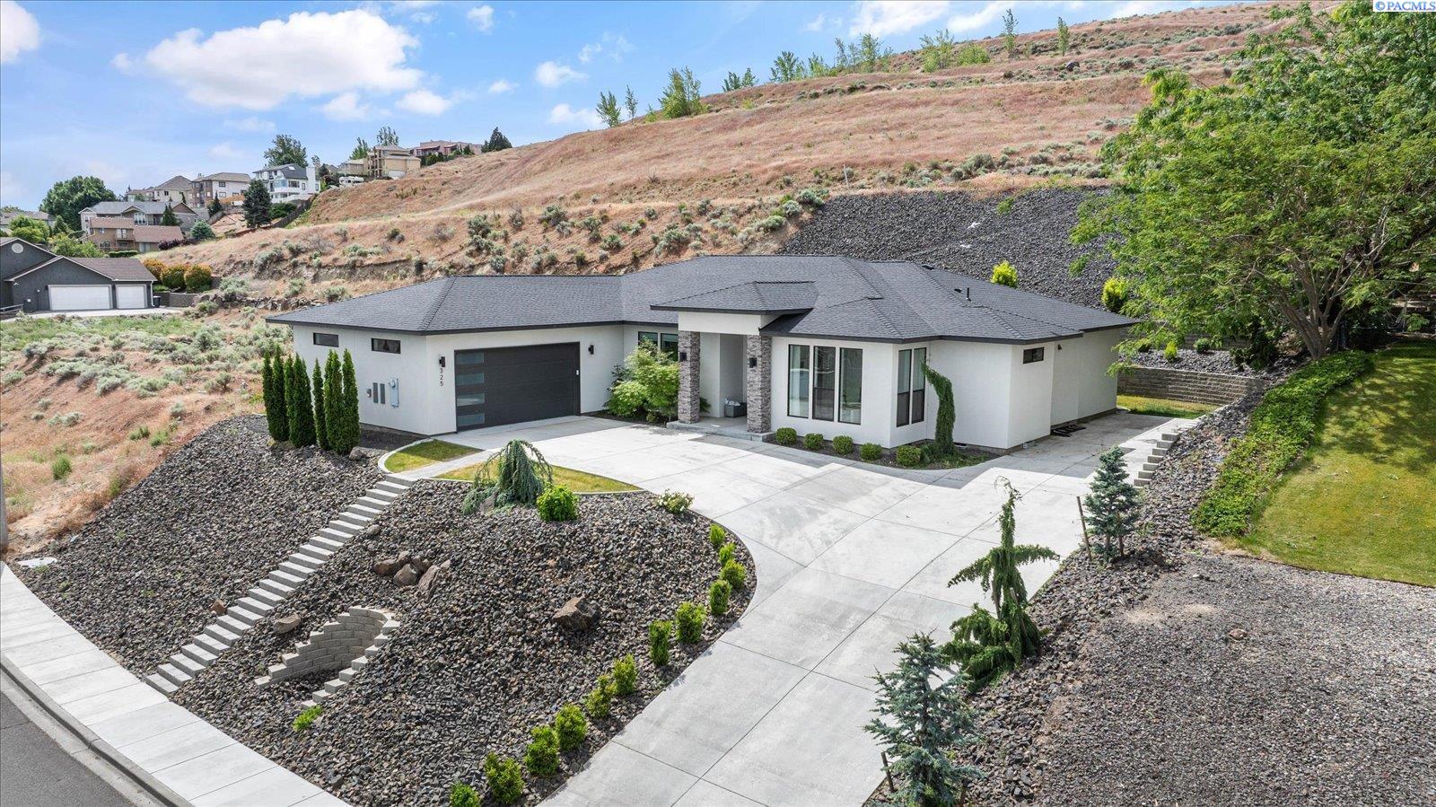 325 Rockwood Dr, Richland, WA 99352