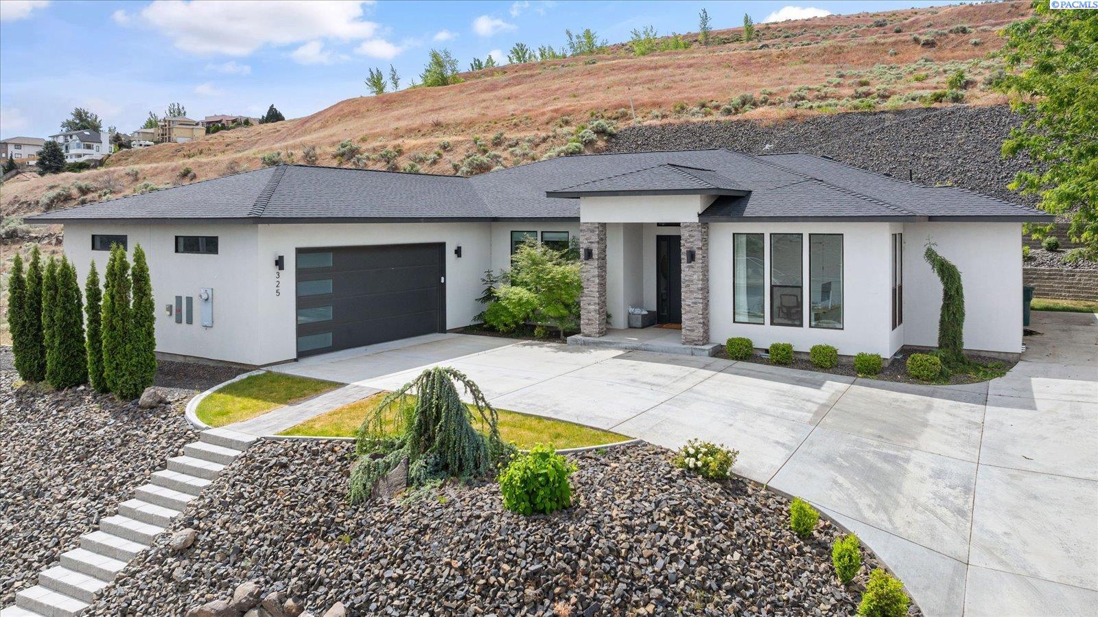 325 Rockwood Dr, Richland, WA 99352