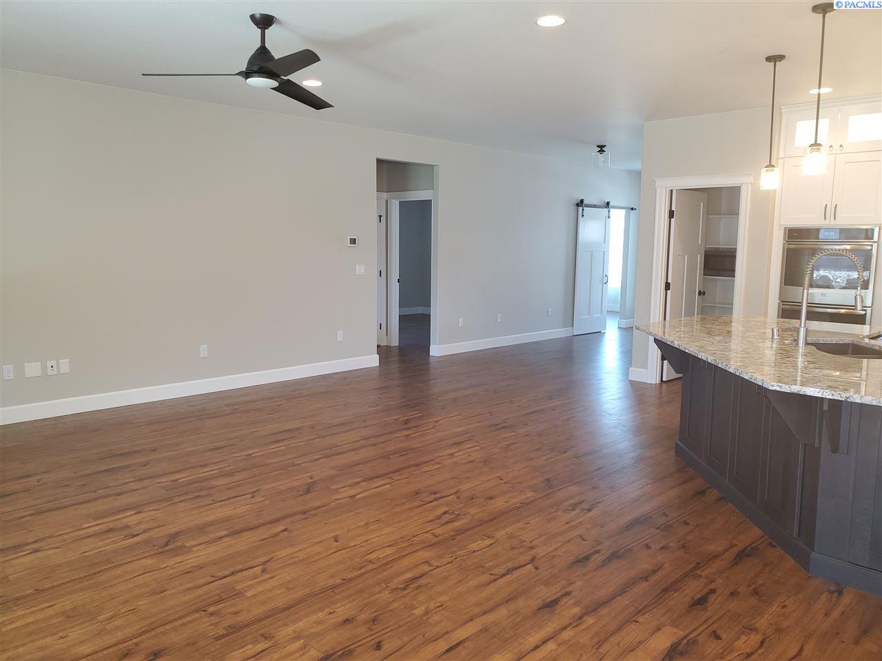 8771 W 11th Ave, Kennewick, WA 99337